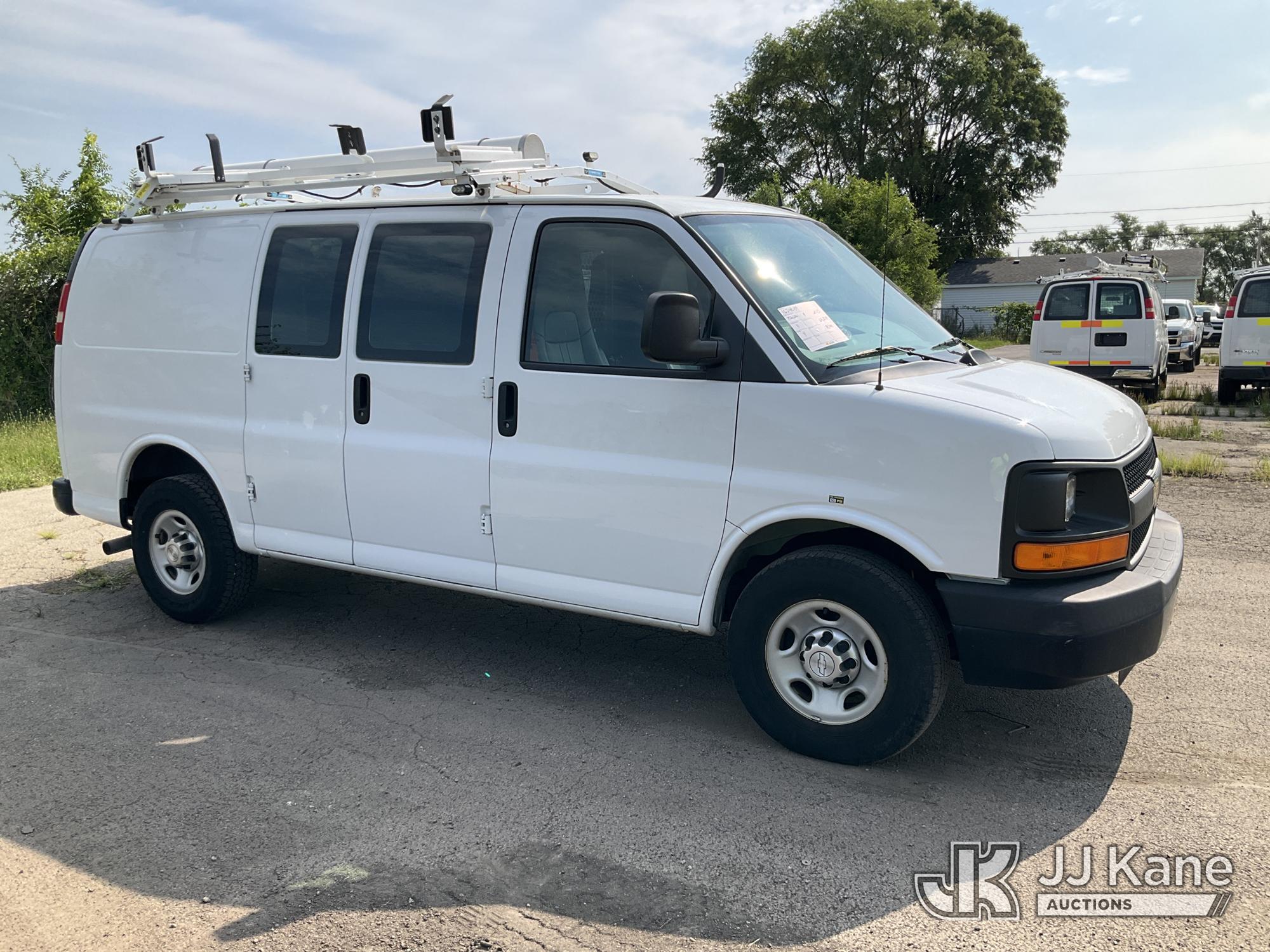 2015 Chevrolet Express G2500 Cargo Van (1624089) - photo 2