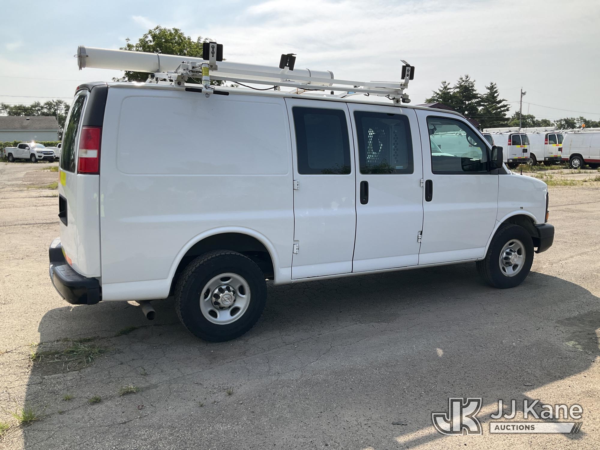 2015 Chevrolet Express G2500 Cargo Van (1624089) - photo 3