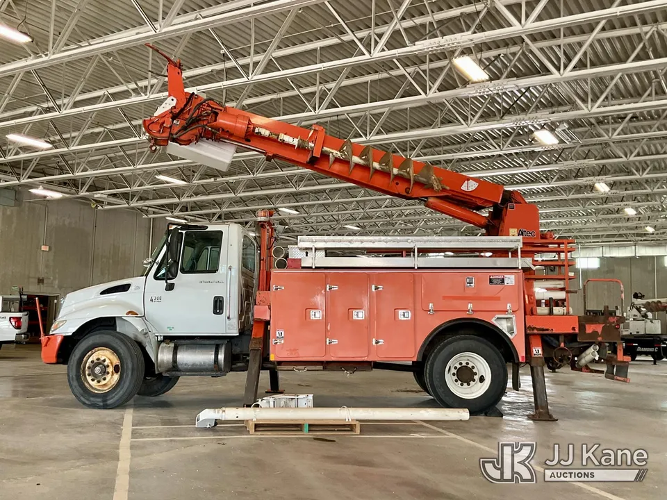 Altec D945-BR Digger Derrick On 2005 International 4300 Utility Truck (1624279)
