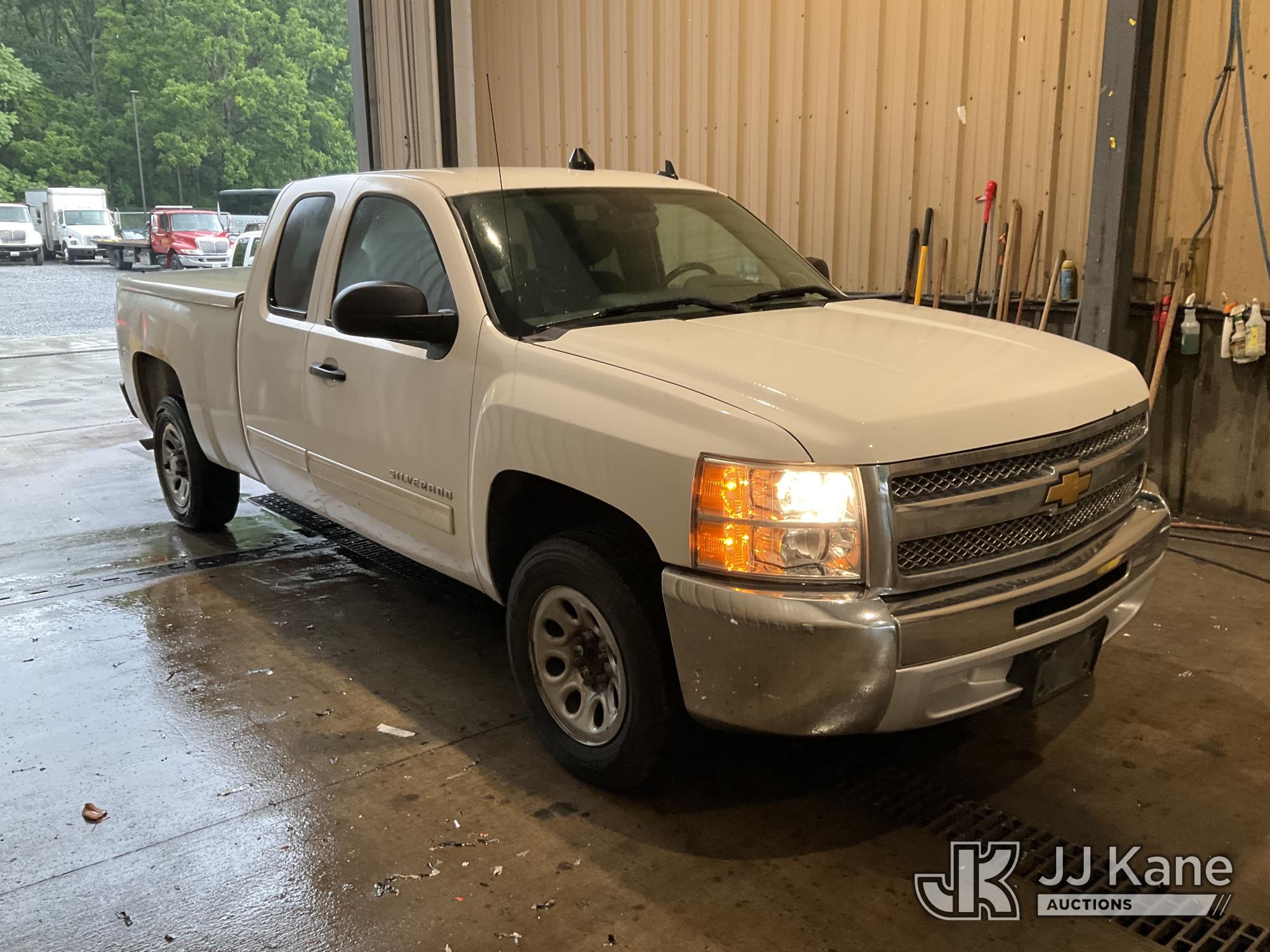 2013 Chevrolet Silverado 1500 Extended-Cab Pickup Truck (1624910) - photo 2