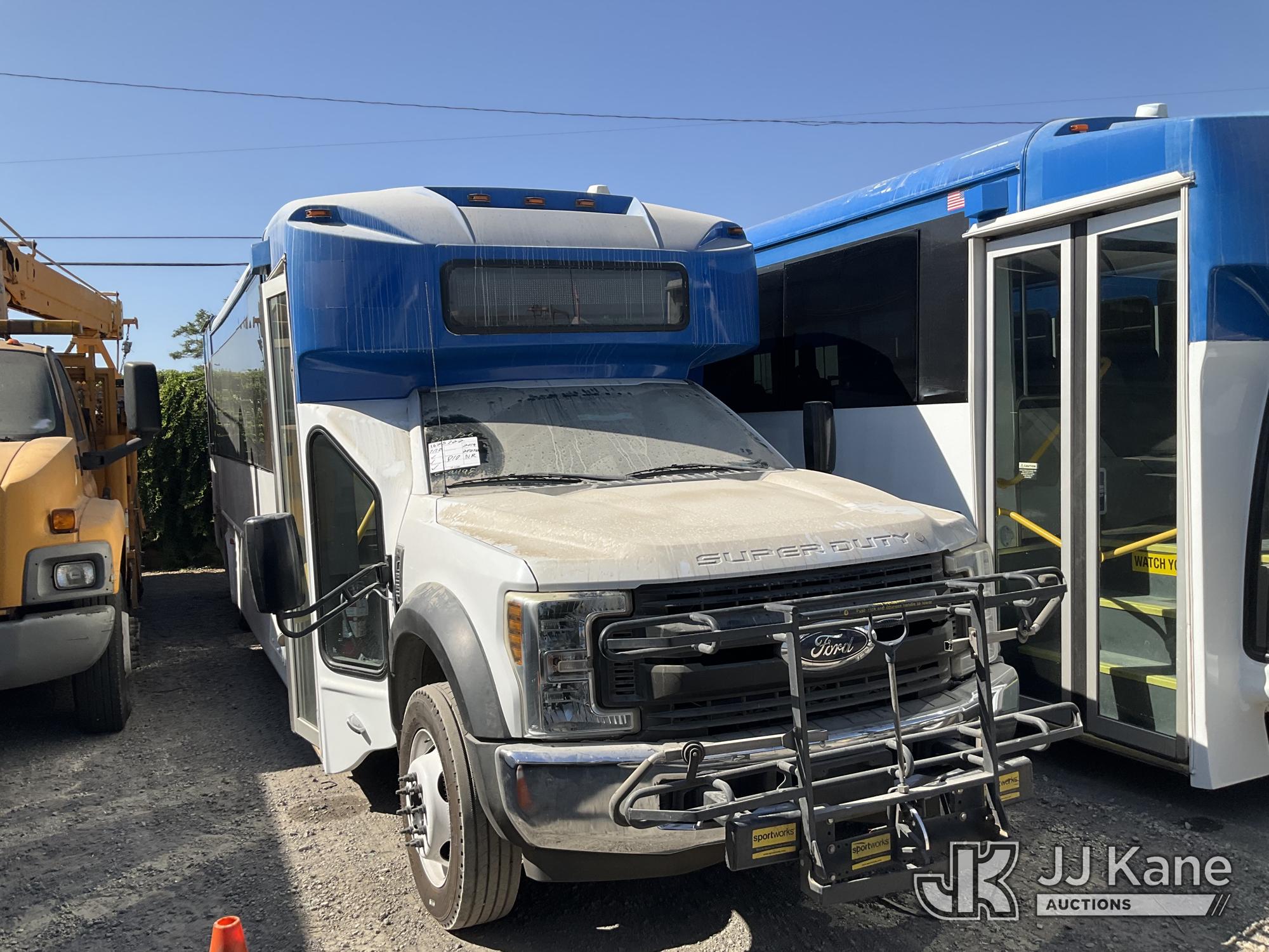 2019 Ford F-550 Passenger Bus (1625722) - photo 2