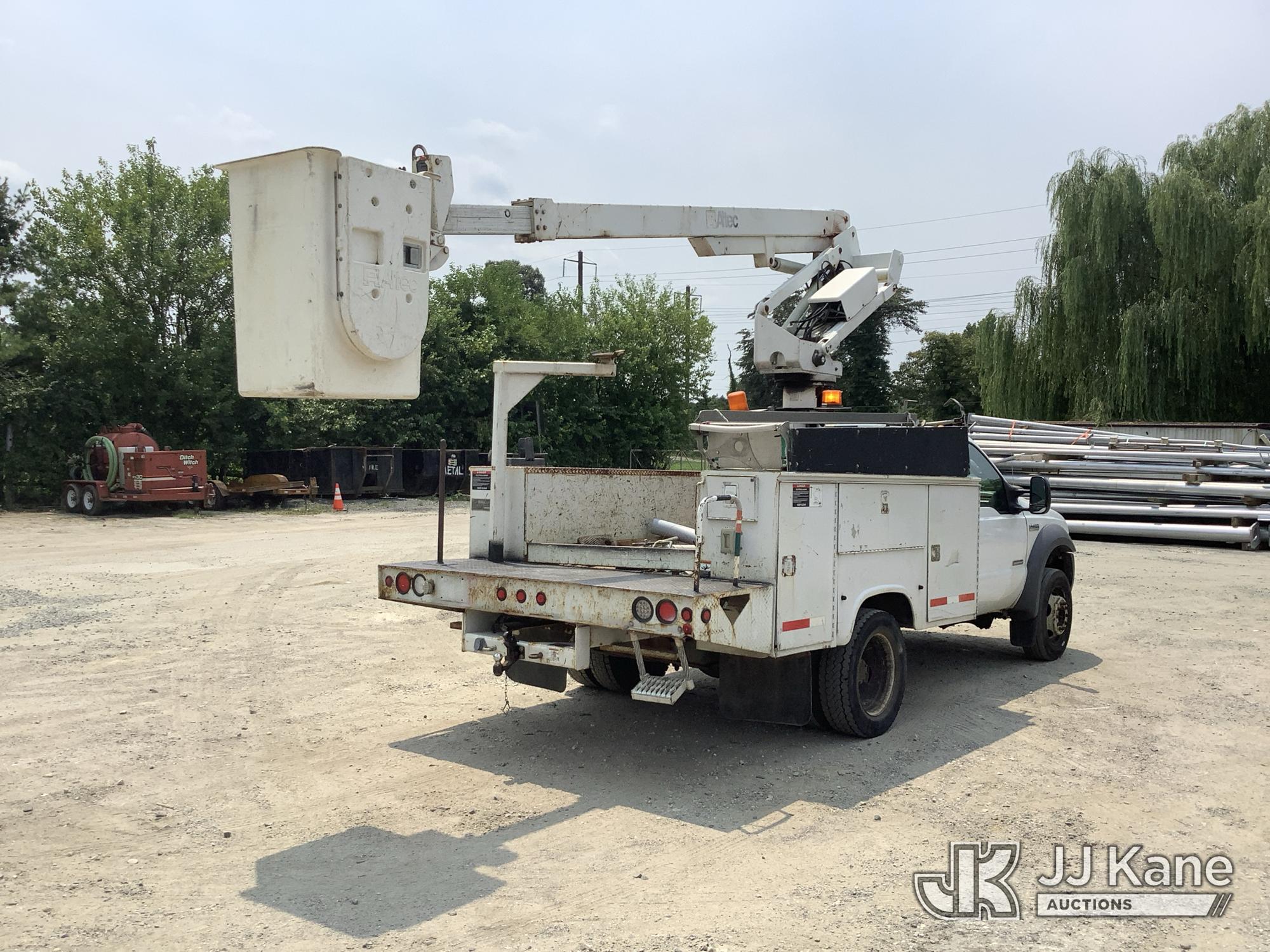 Altec AT235 Non-Insulated Bucket Truck On 2005 Ford F-450 SD Service Truck (1627895) - photo 4