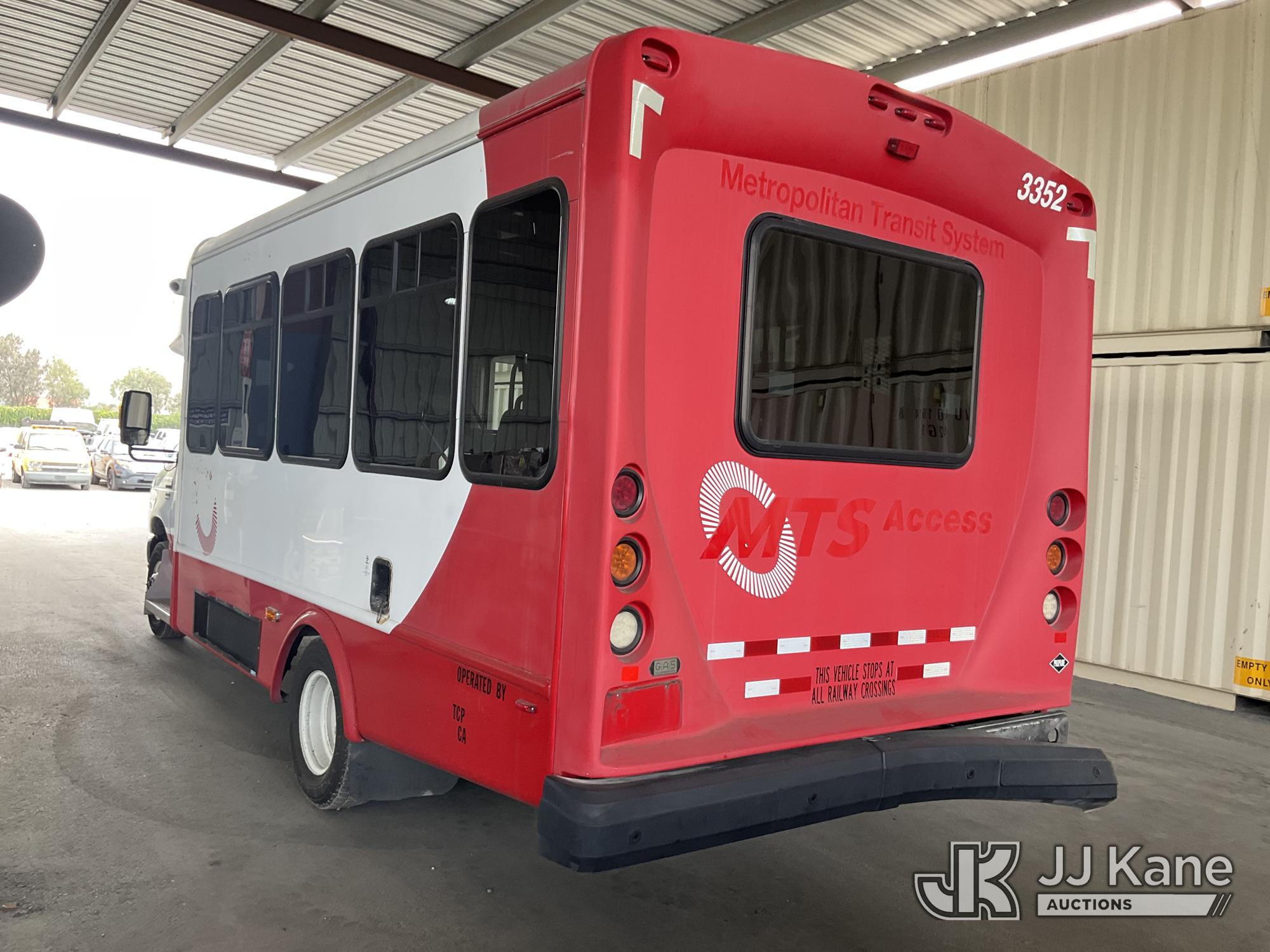 2016 Ford Econoline E-450 Passenger Bus (1628178) - photo 4