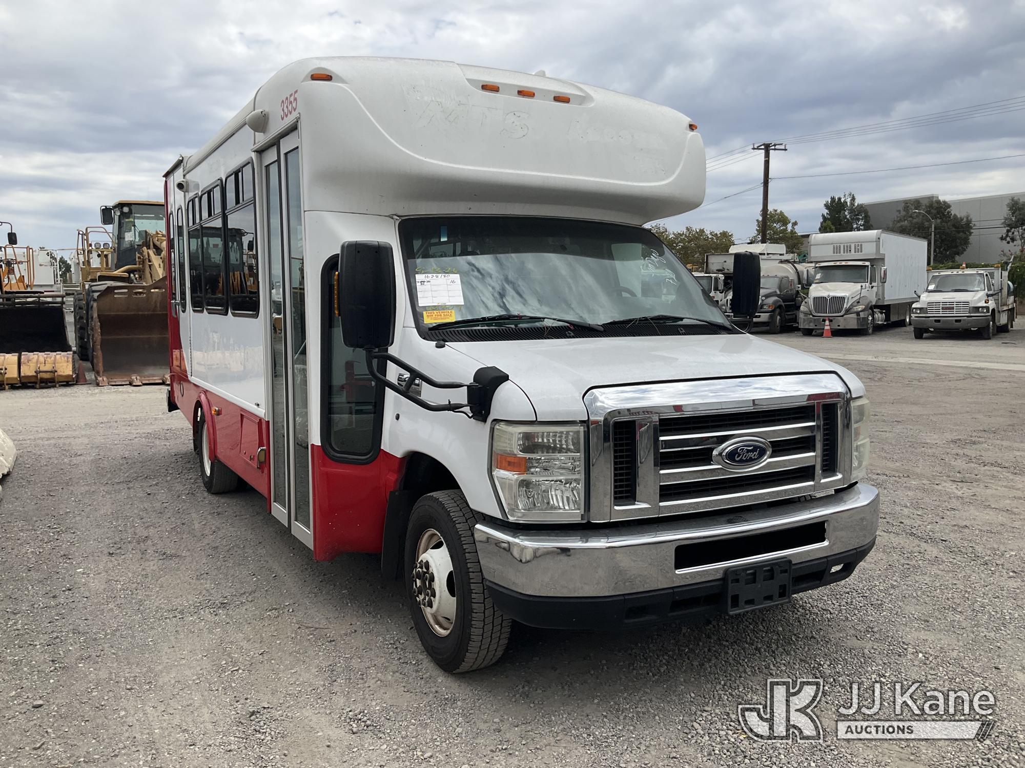 2016 Ford Econoline Passenger Bus (1628180) - photo 2