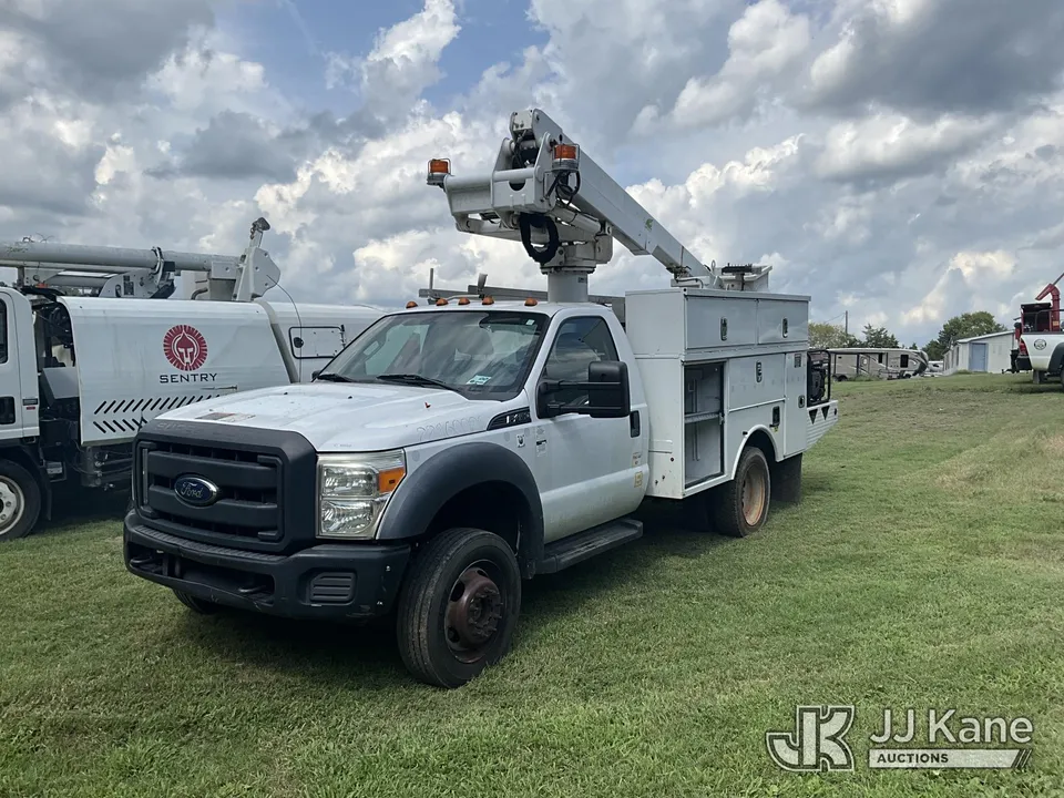 Altec AT235 Articulating & Telescopic Non-Insulated Bucket Truck On 2016 Ford F-450 SD Service Truck (1628262)
