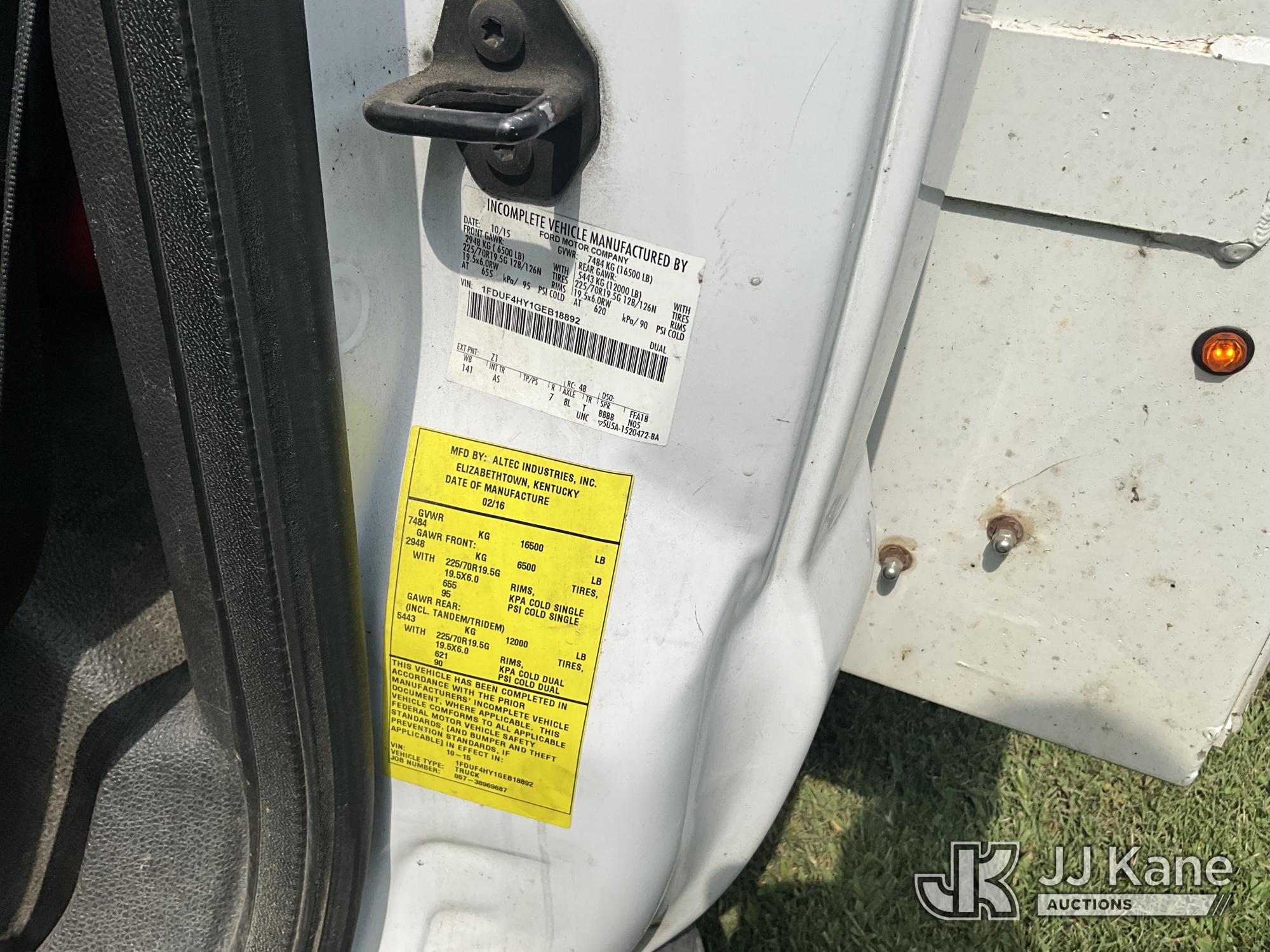 Altec AT235 Articulating & Telescopic Non-Insulated Bucket Truck On 2016 Ford F-450 SD Service Truck (1628262) - photo 5