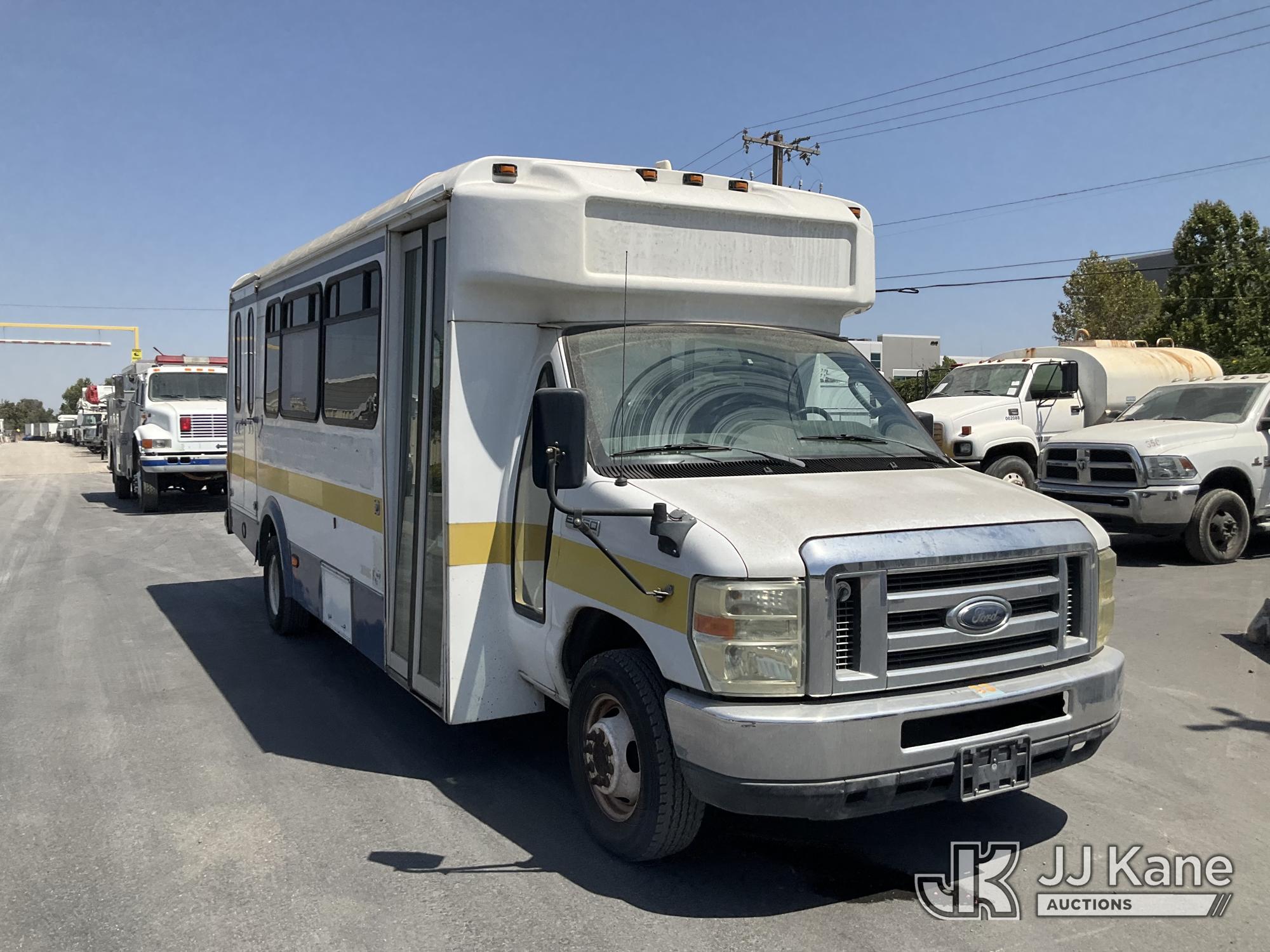 2010 Ford Econoline E-450 Passenger Bus (1629810) - photo 2