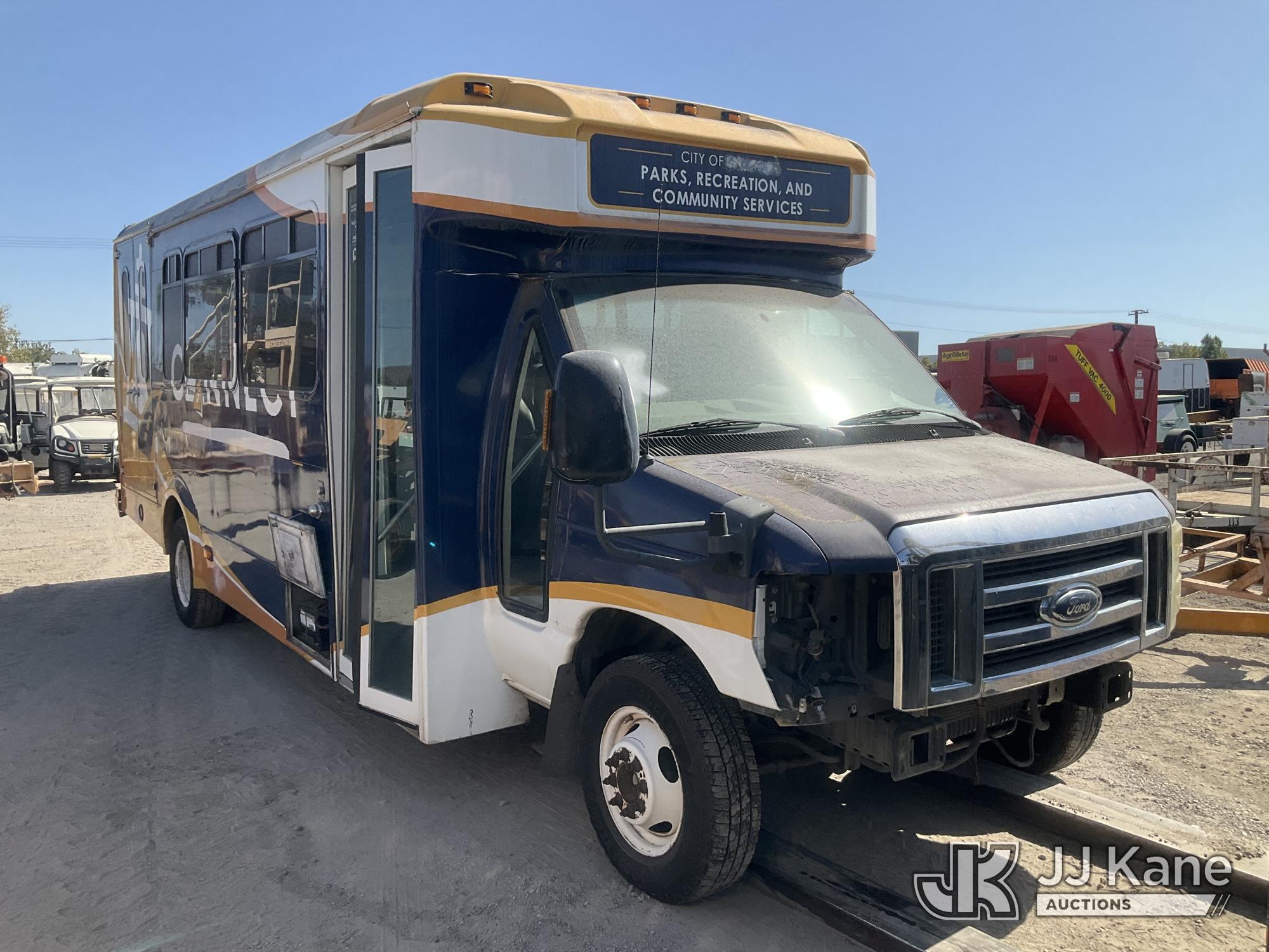2013 Ford Econoline E-450 Passenger Bus (1629811) - photo 2