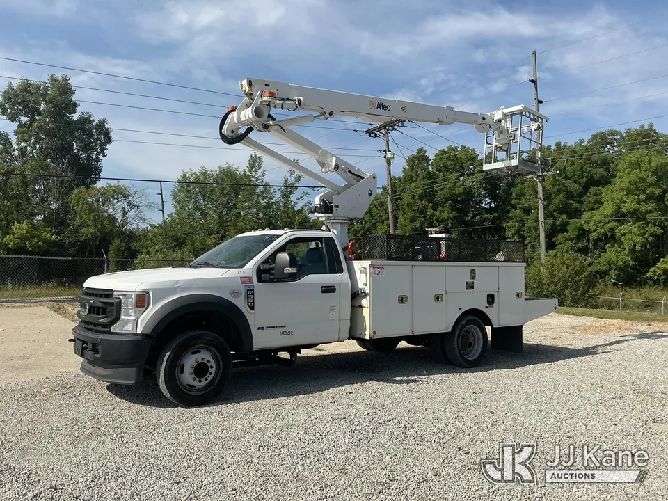 Altec AT238P Non-Insulated Cable Placing Bucket Truck On 2020 Ford F-550 Service Truck (1630963)