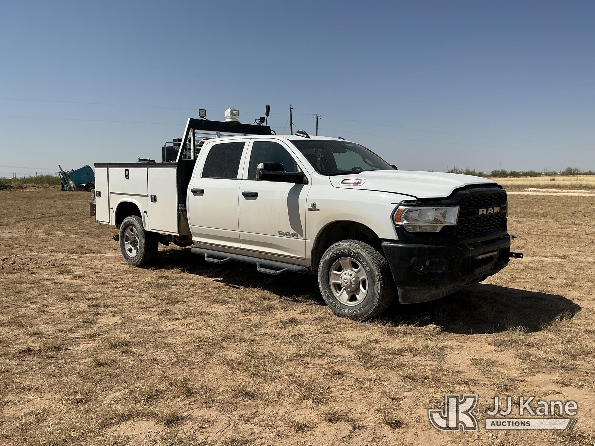 2022 Ram 3500 4x4 Crew-Cab Service Truck (1631269) - photo 2