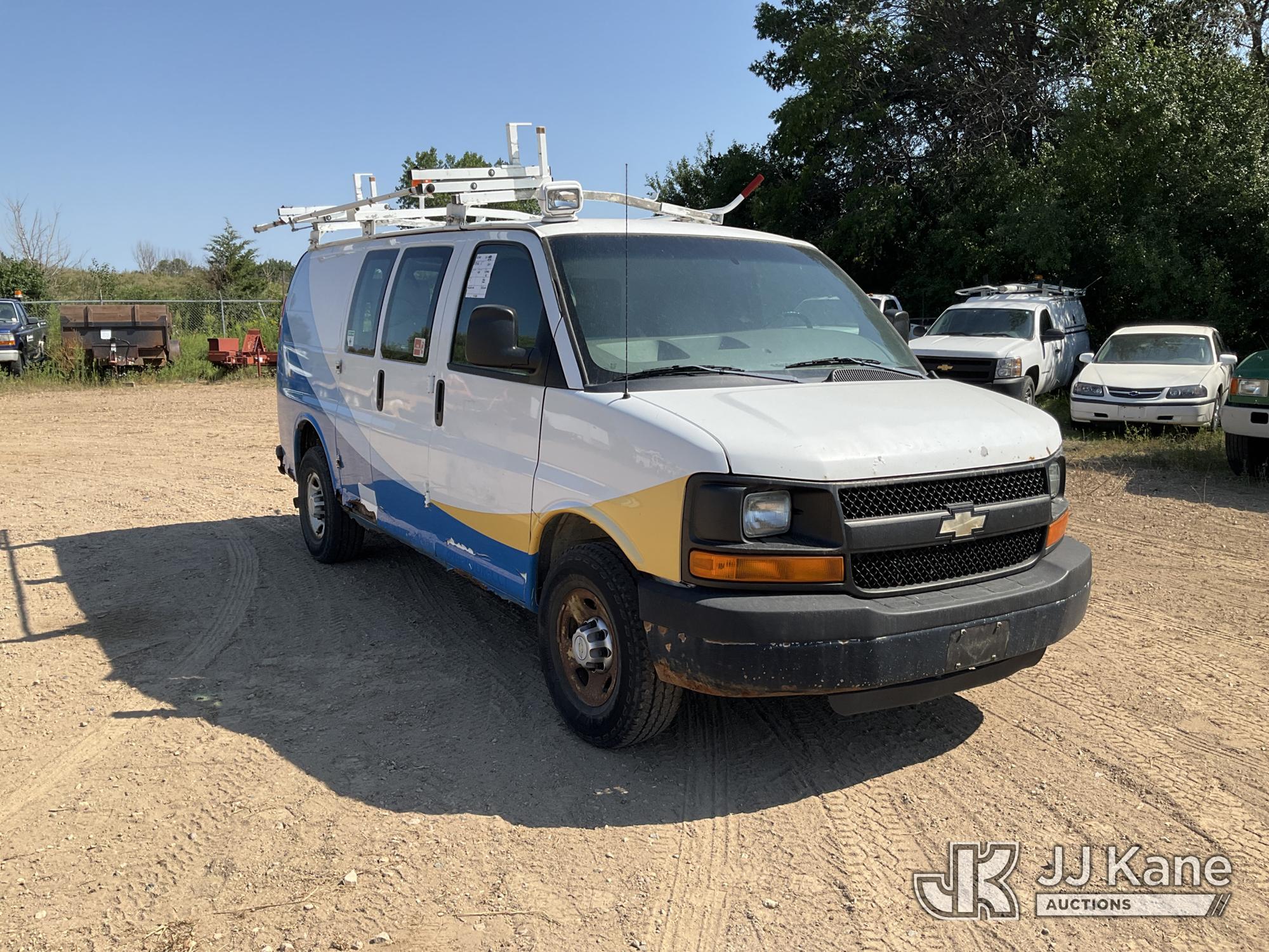 2011 Chevrolet Express 2500 Cargo Van (1632001) - photo 2