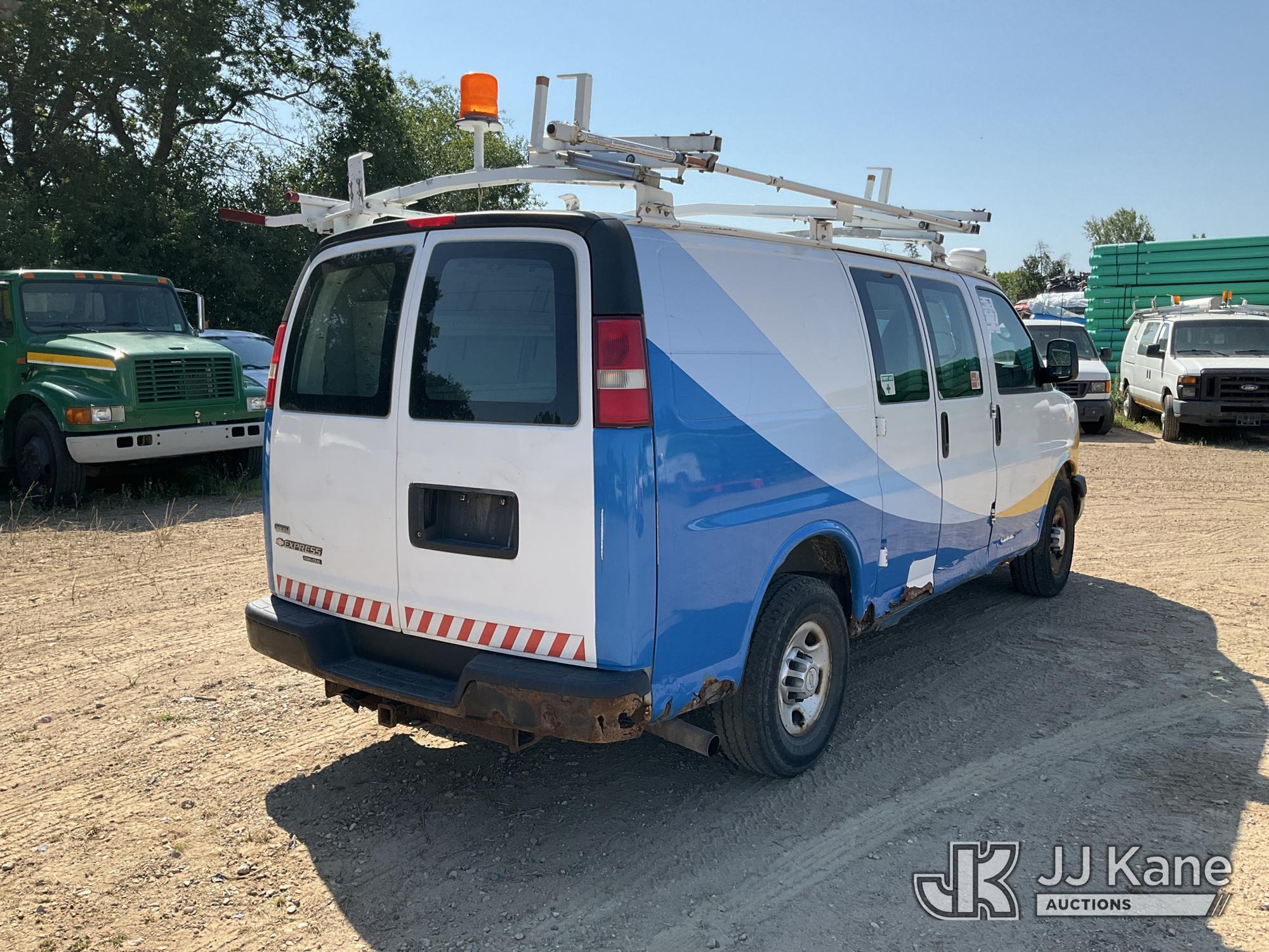 2011 Chevrolet Express 2500 Cargo Van (1632001) - photo 3