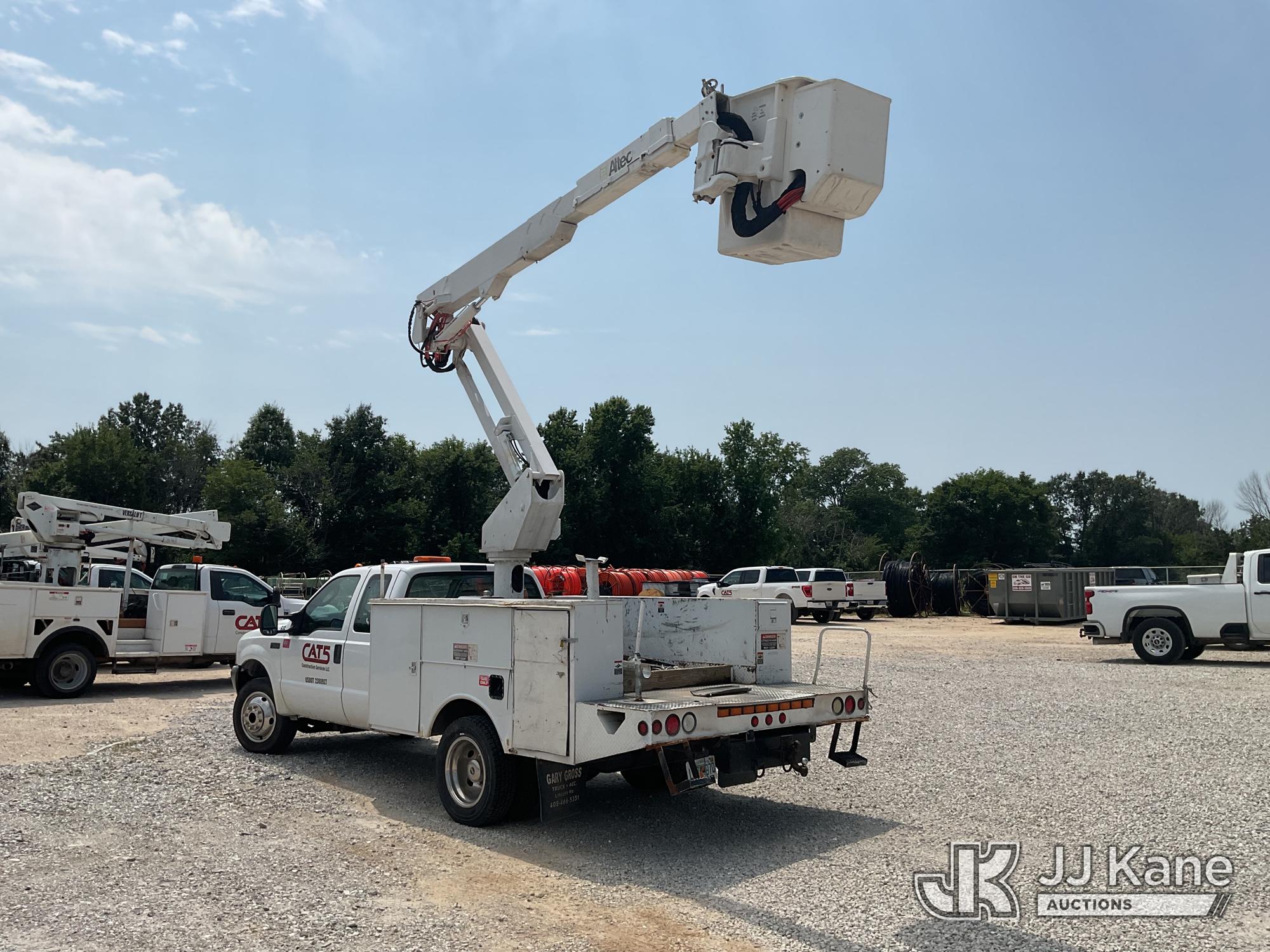 Altec AT37-G Articulating & Telescopic Bucket Truck On 2003 Ford F-550 Service Truck (1634274) - photo 3