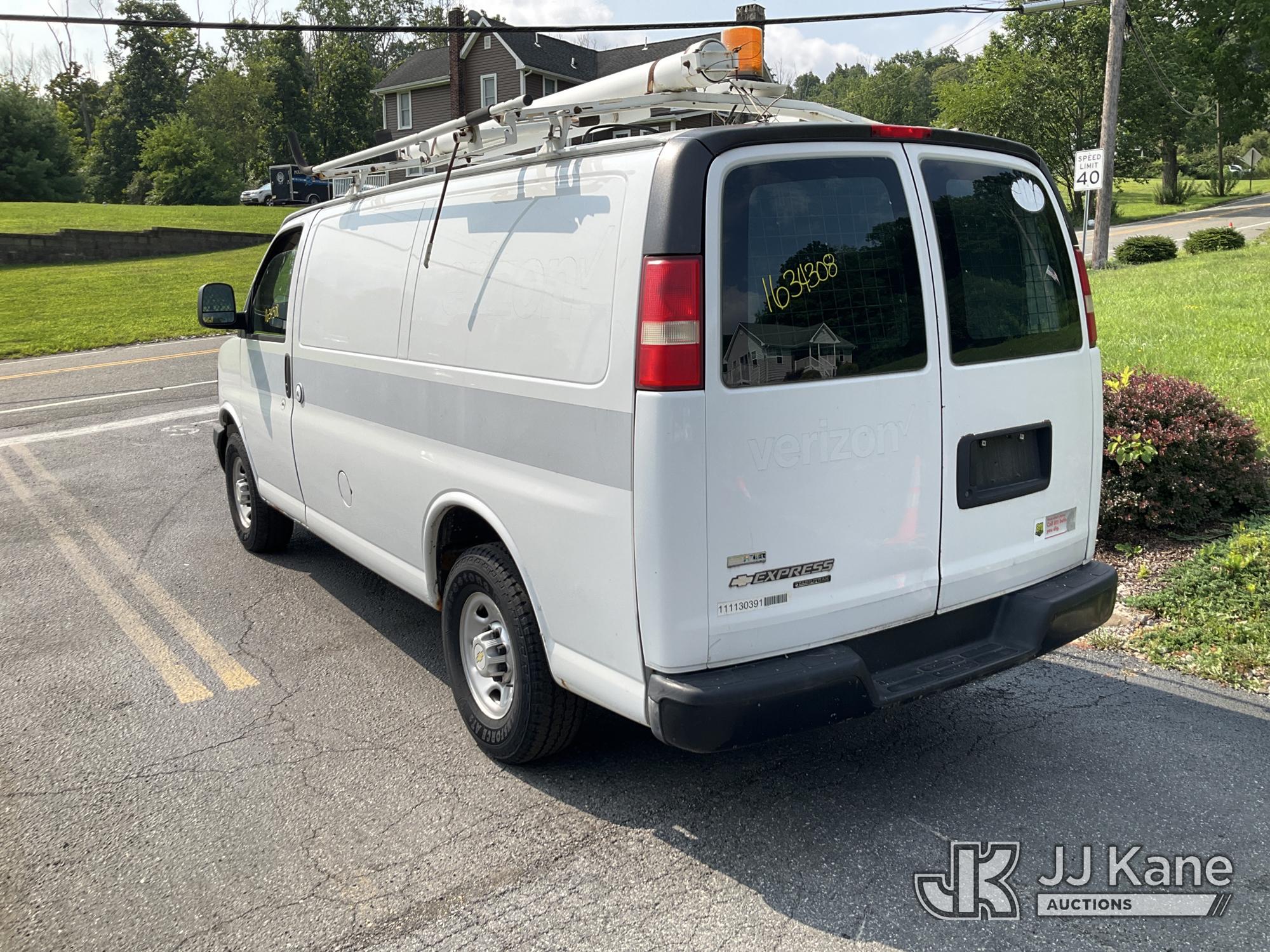 2011 Chevrolet Express Cargo Van (1634308) - photo 2