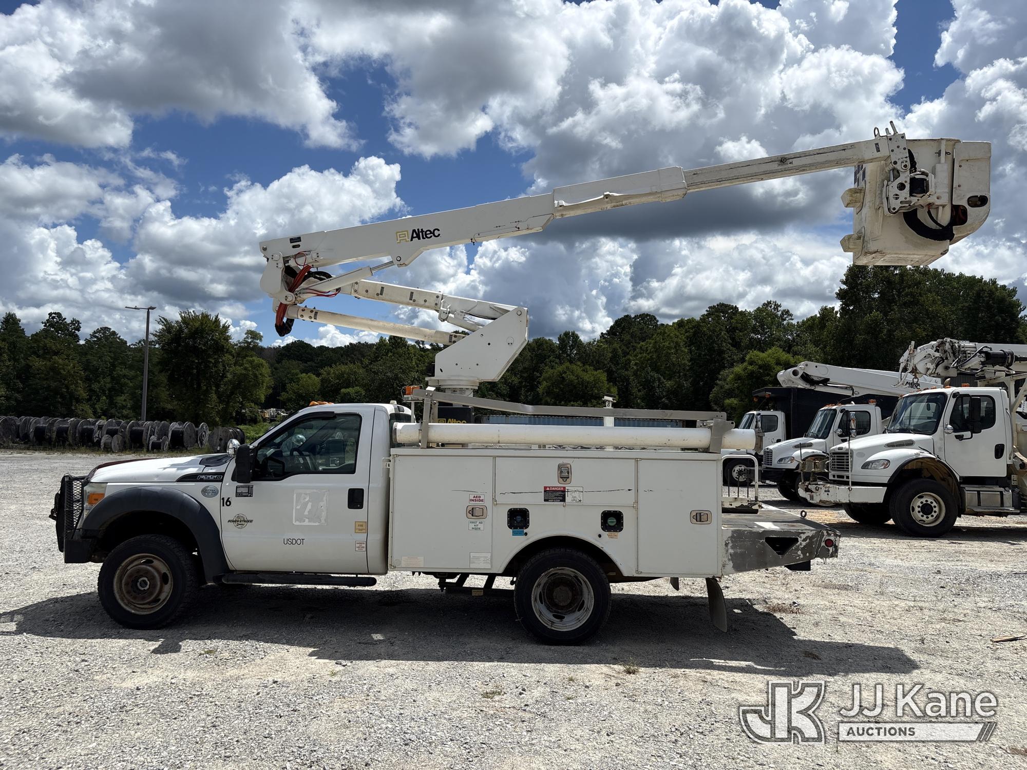 Altec AT37G Articulating & Telescopic Bucket Truck On 2015 Ford F-550 Service Truck (1634630) - photo 2
