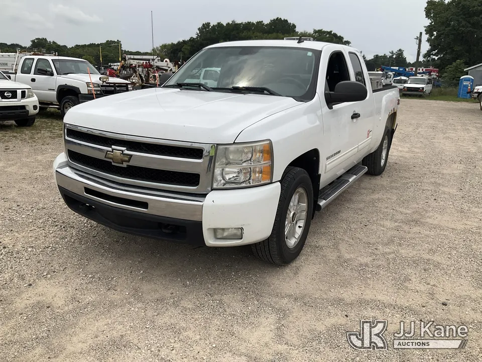 2011 Chevrolet Silverado Extended-Cab Pickup Truck (1634951)
