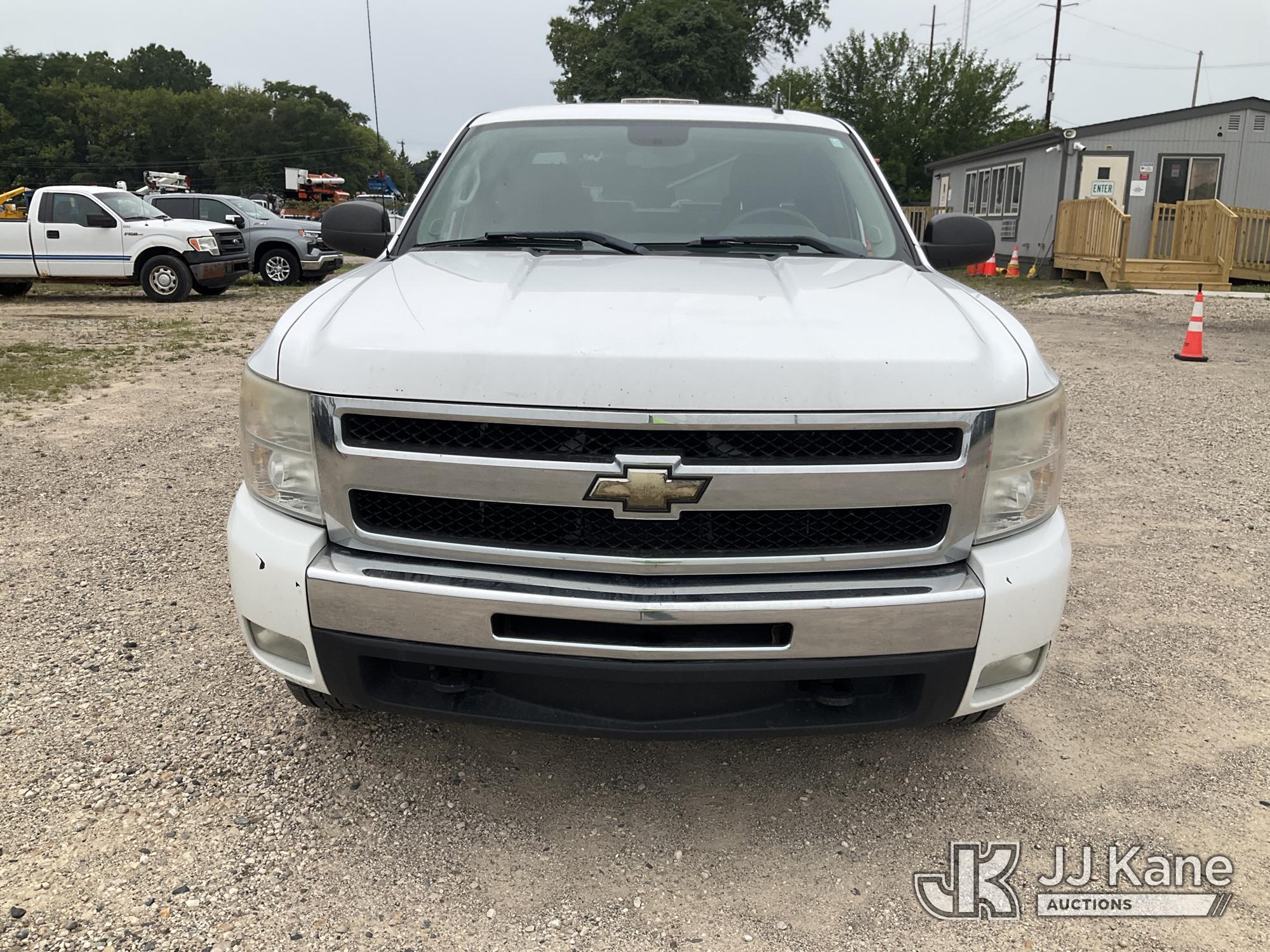 2011 Chevrolet Silverado Extended-Cab Pickup Truck (1634951) - photo 2