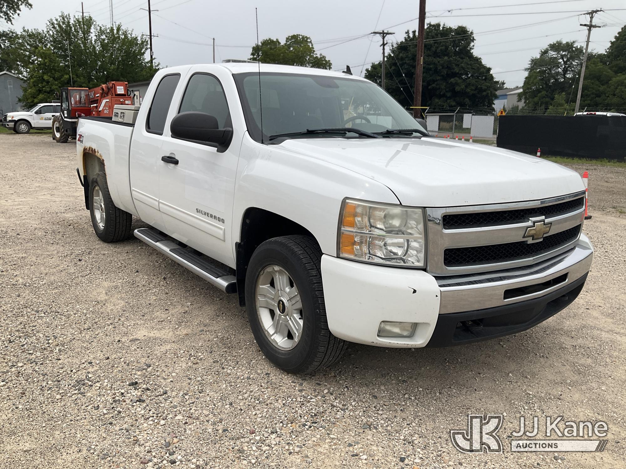 2011 Chevrolet Silverado Extended-Cab Pickup Truck (1634951) - photo 3