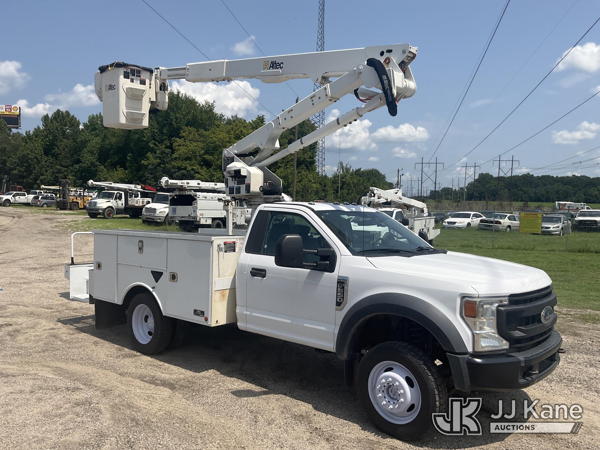 Altec AT40G Articulating & Telescopic Bucket Truck On 2021 Ford F550 4X4 Service Truck (1635015) - photo 2