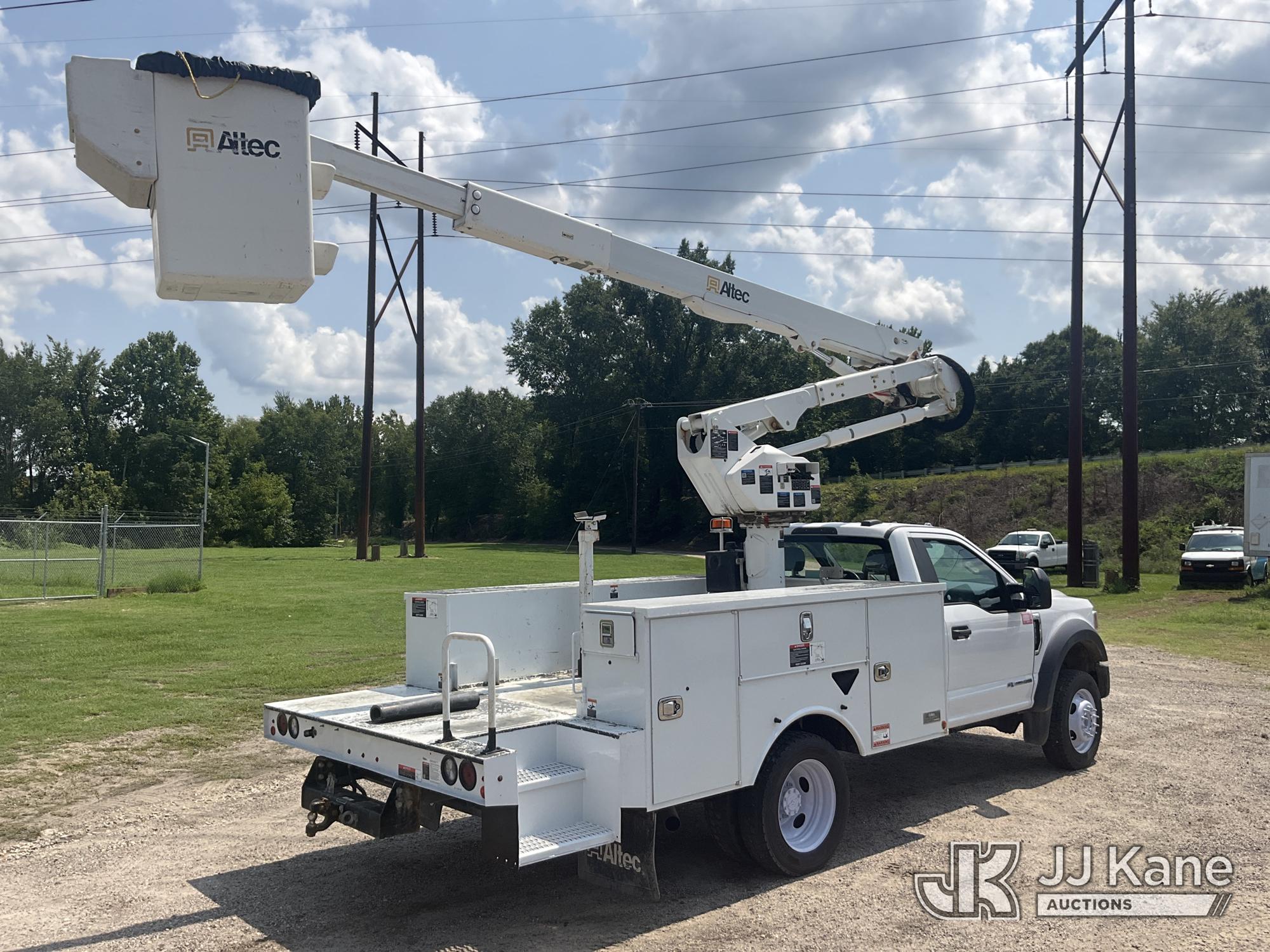 Altec AT40G Articulating & Telescopic Bucket Truck On 2021 Ford F550 4x4 Service Truck (1635033) - photo 3