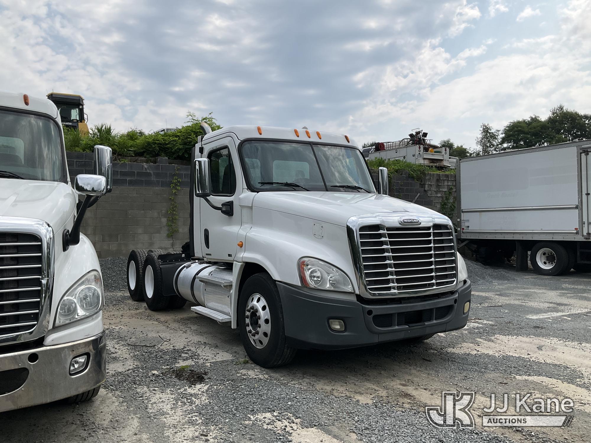 2012 Freightliner Cascadia 125 Truck Tractor (1635242) - photo 2