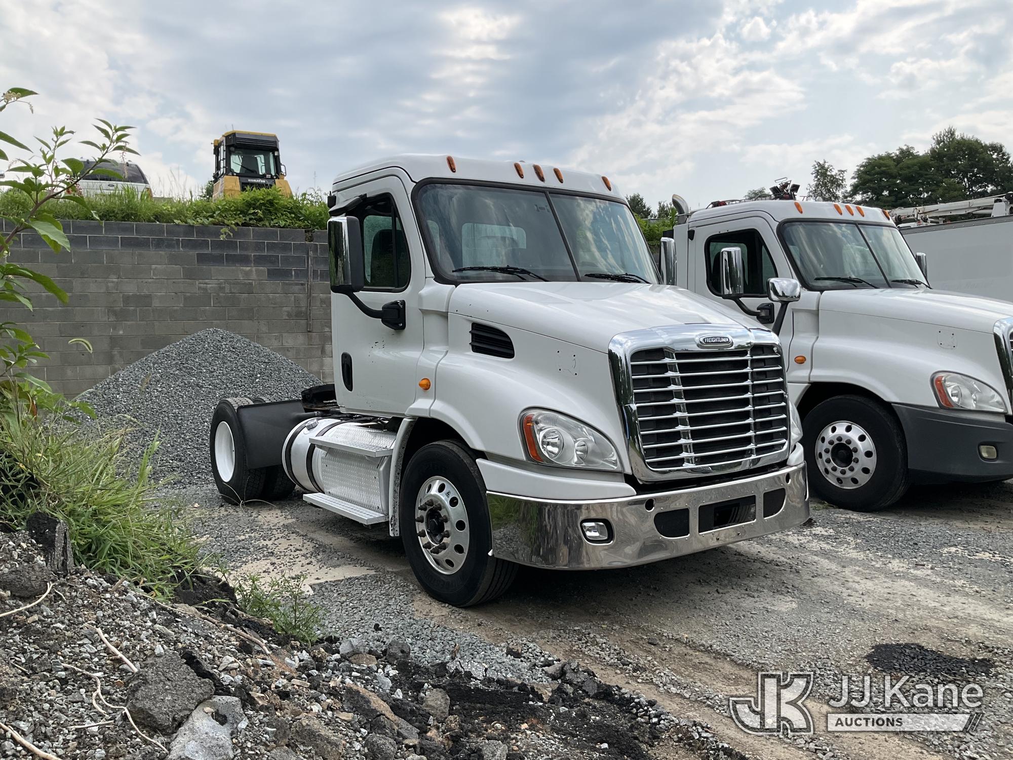 2013 Freightliner Cascadia 113 Truck Tractor (1635247) - photo 2