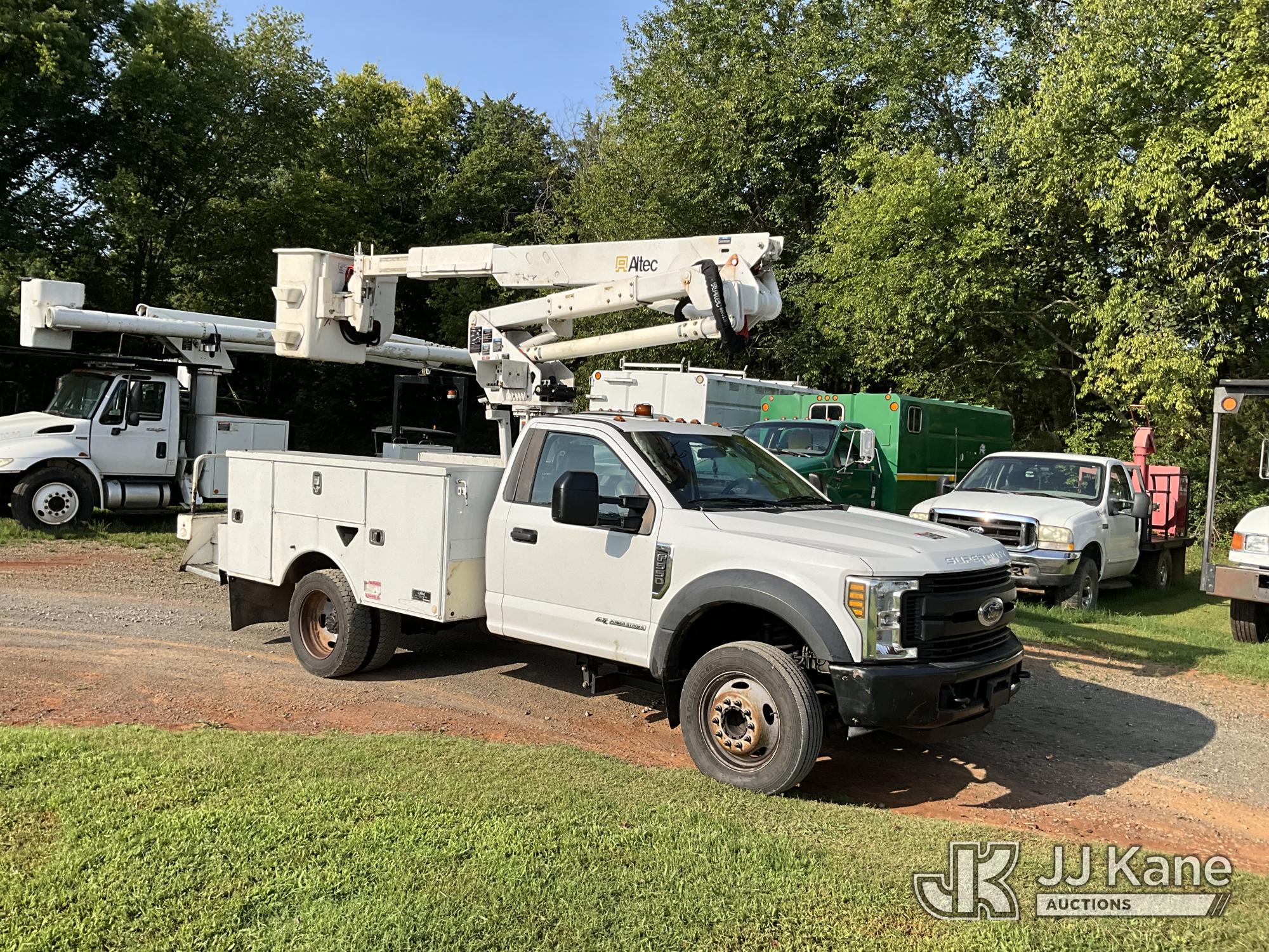 Altec AT37G Articulating & Telescopic Bucket Truck On 2019 Ford F-550 Service Truck (1635454) - photo 2