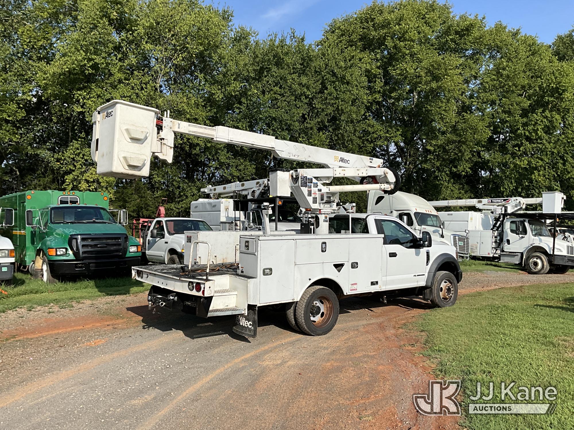 Altec AT37G Articulating & Telescopic Bucket Truck On 2019 Ford F-550 Service Truck (1635454) - photo 3