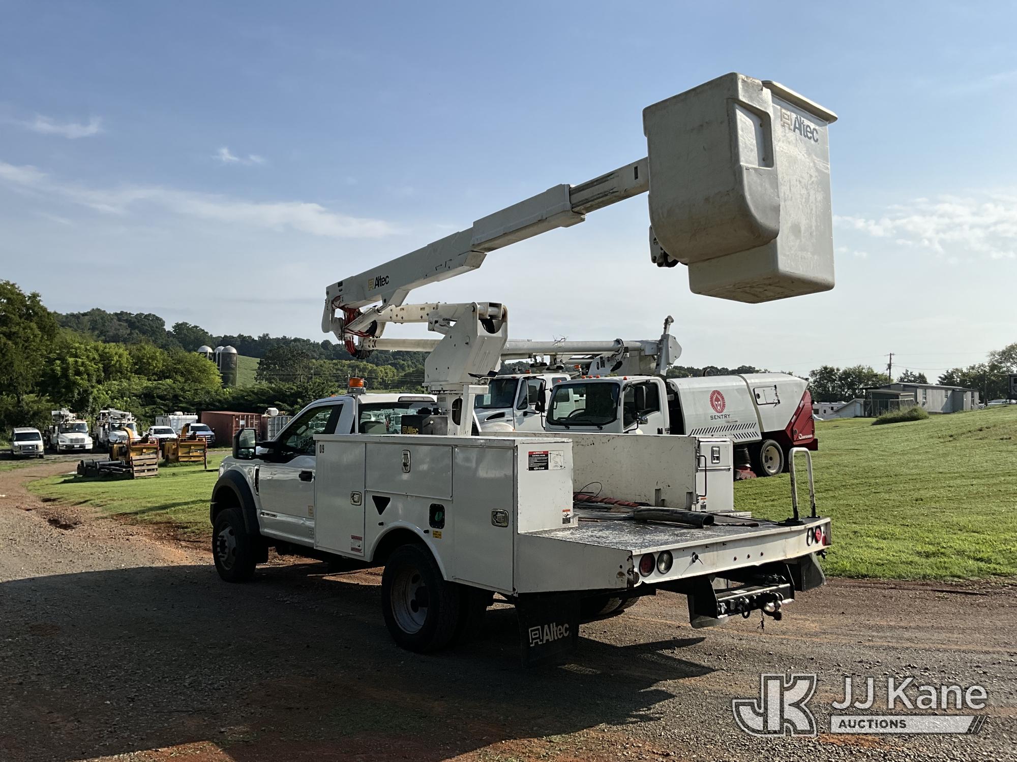 Altec AT37G Articulating & Telescopic Bucket Truck On 2019 Ford F-550 Service Truck (1635454) - photo 4