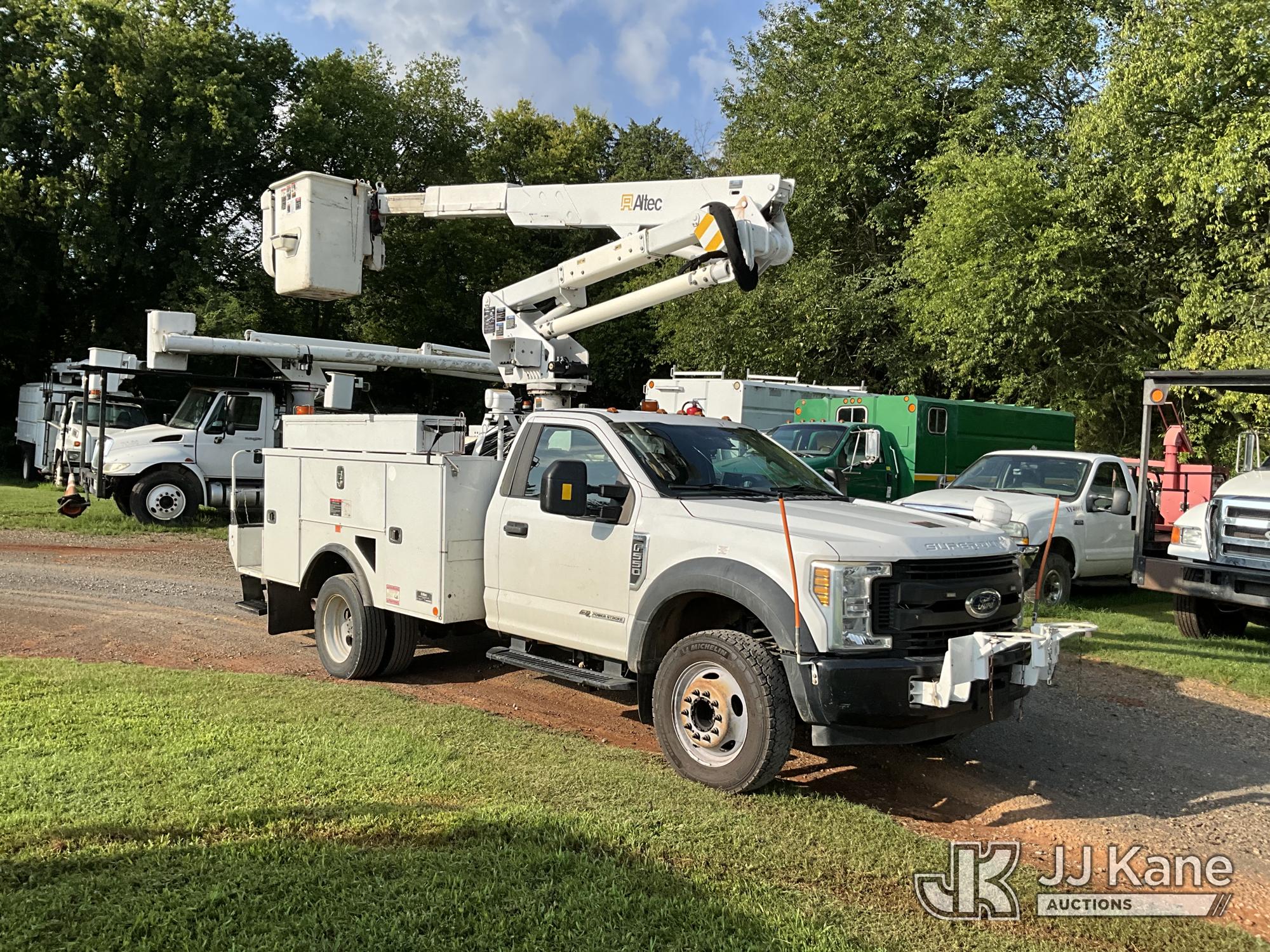 Altec AT37G Articulating & Telescopic Bucket Truck On 2019 Ford F-550 Service Truck (1635460) - photo 2