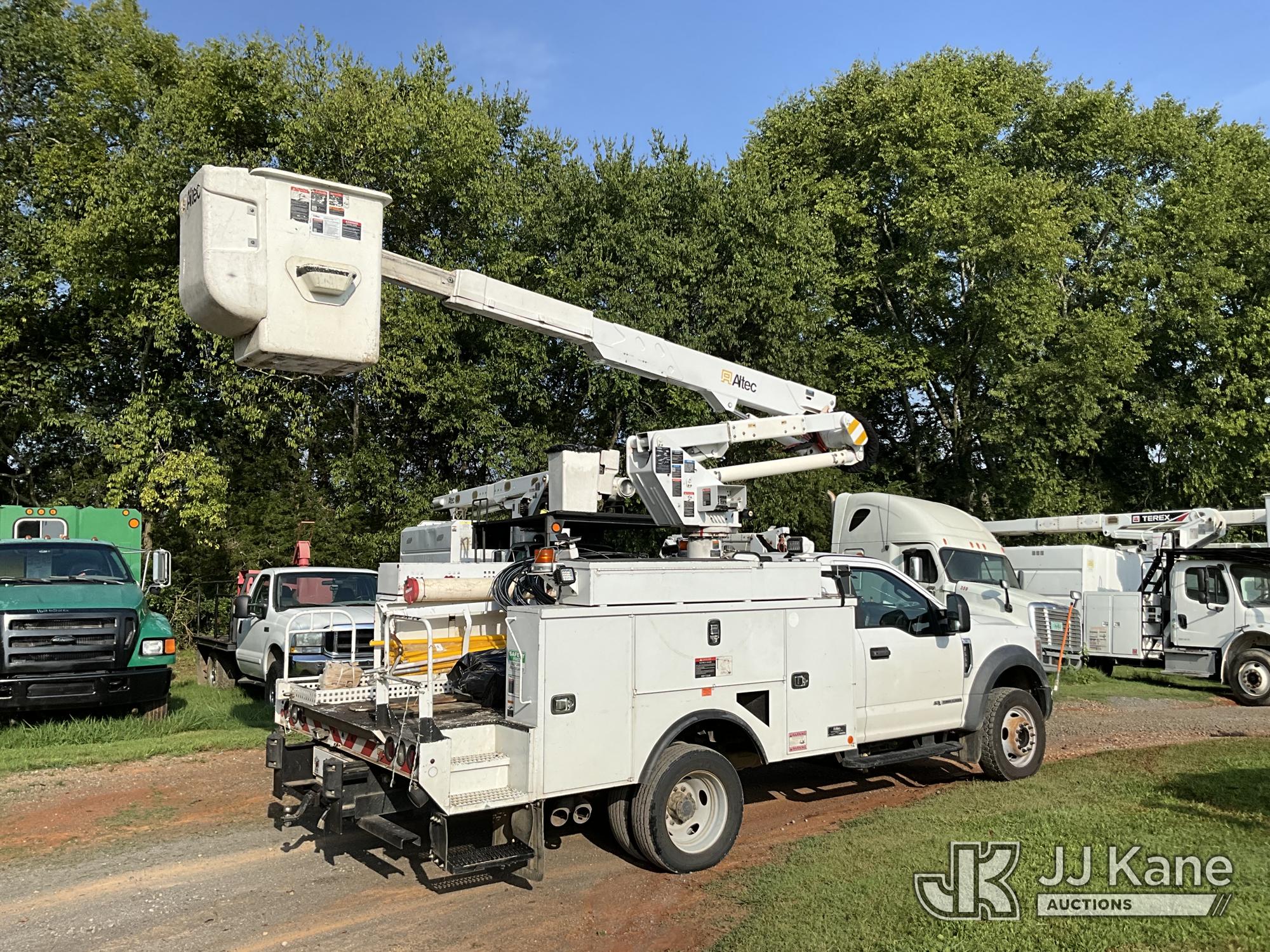 Altec AT37G Articulating & Telescopic Bucket Truck On 2019 Ford F-550 Service Truck (1635460) - photo 3