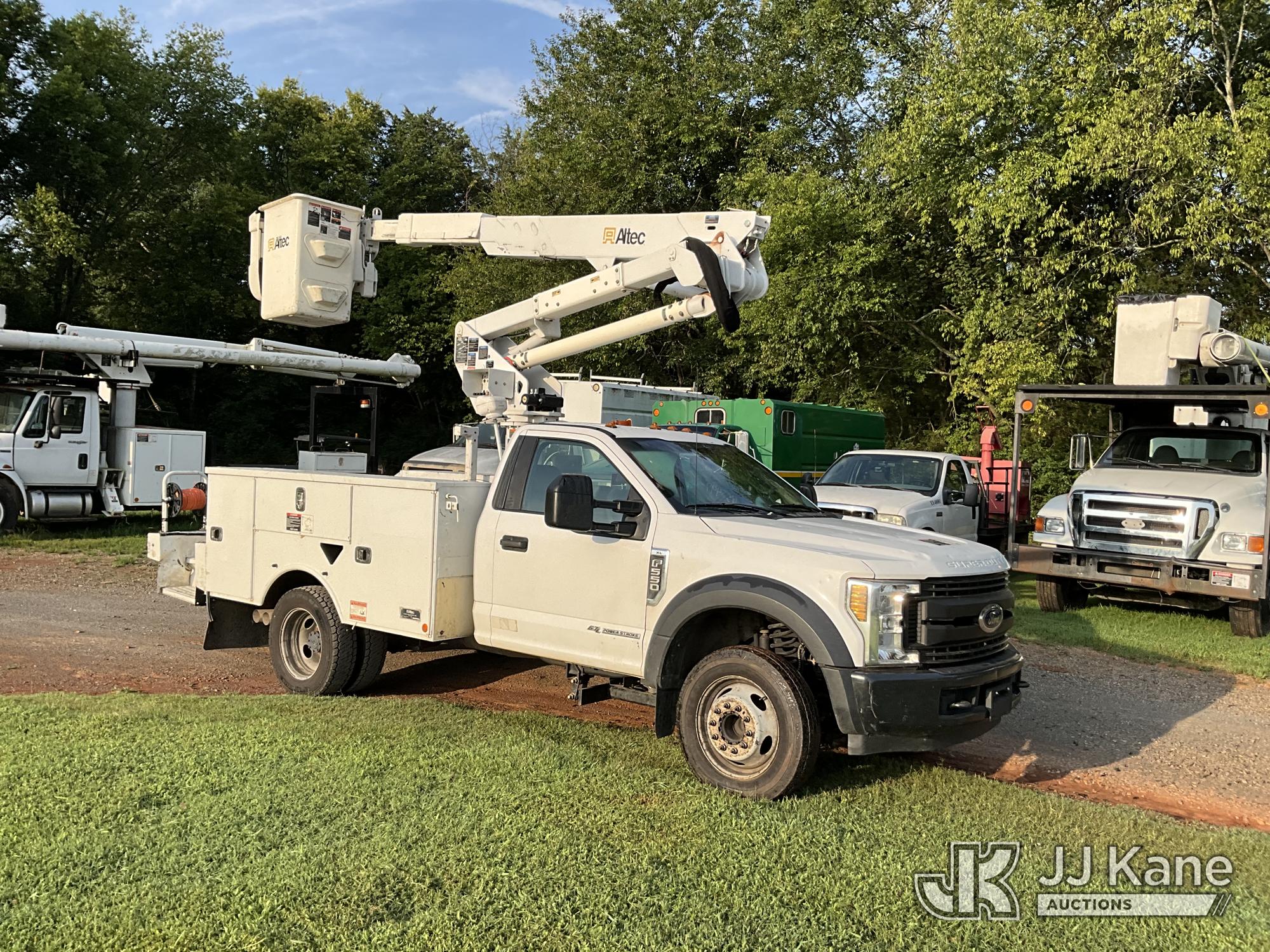 Altec AT37G Articulating & Telescopic Bucket Truck On 2019 Ford F-550 Service Truck (1635497) - photo 2