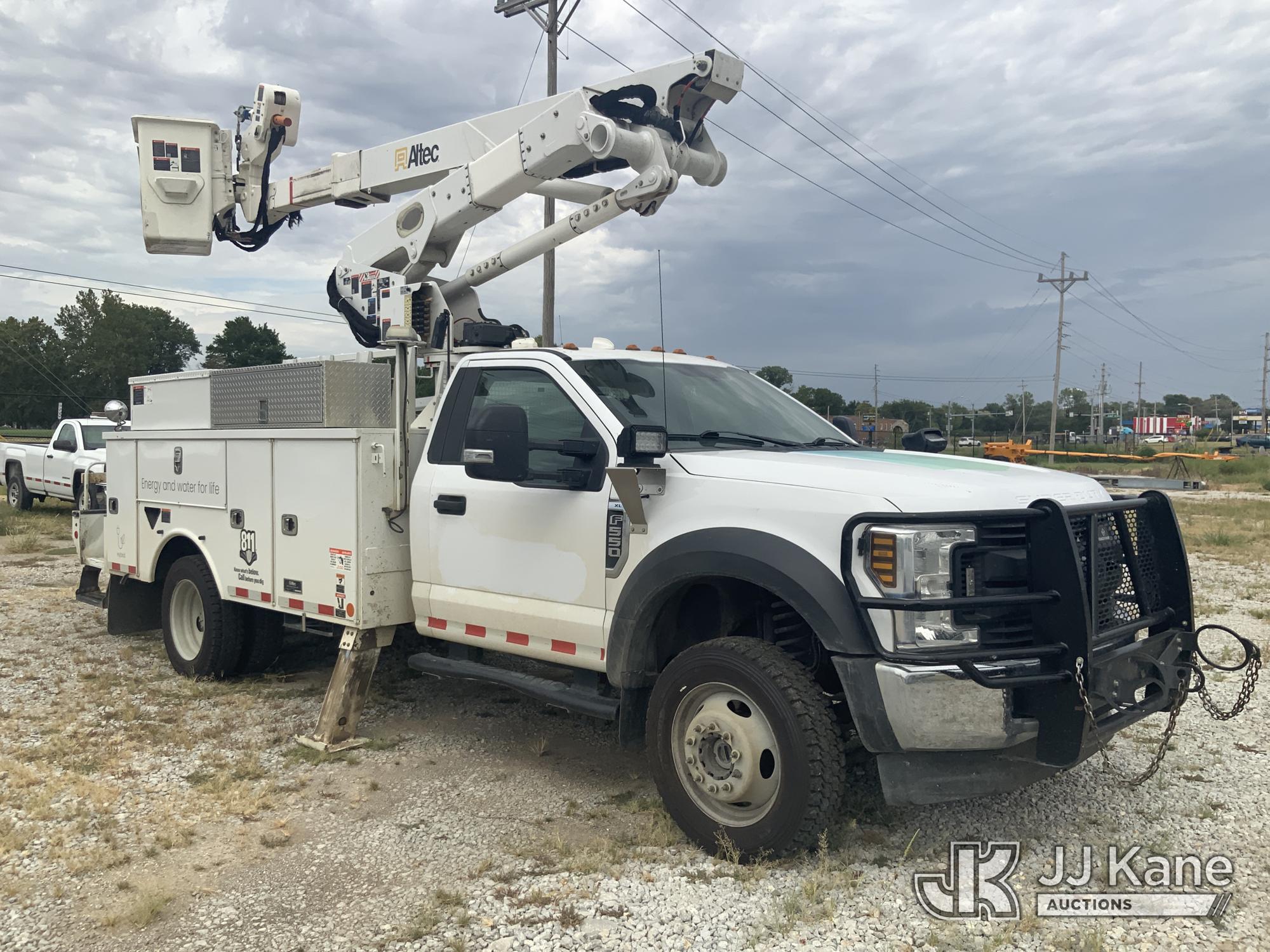 Altec AT41M Articulating & Telescopic Material Handling Bucket Truck On 2019 Ford F-550 Service Truck (1636348) - photo 2