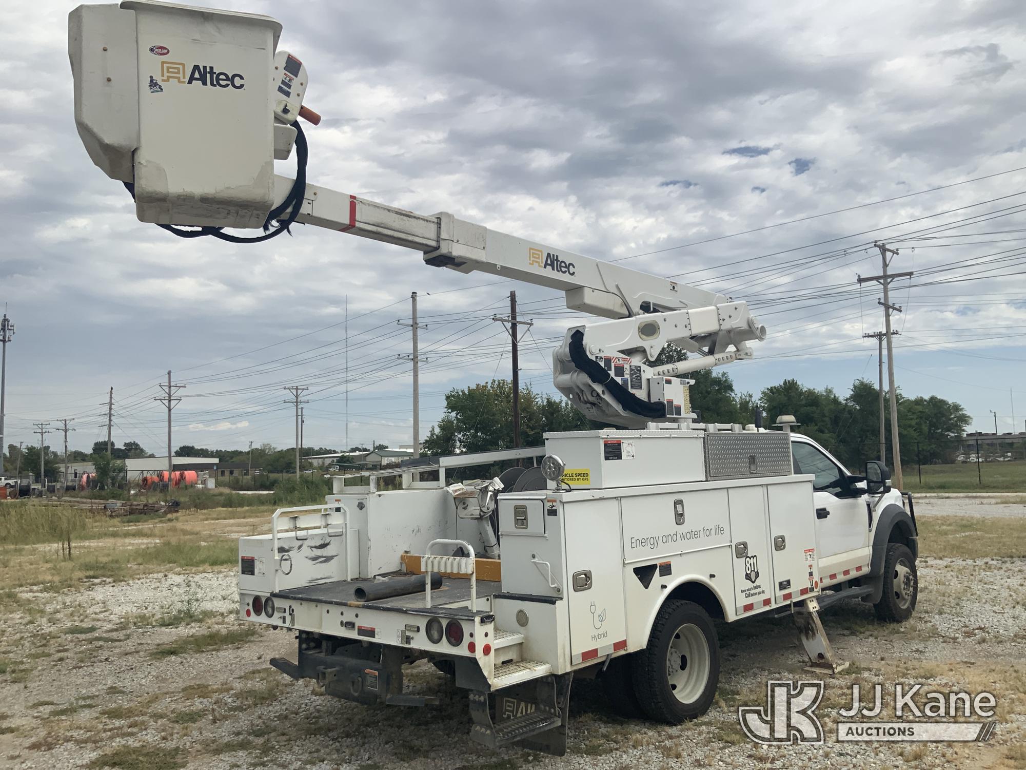 Altec AT41M Articulating & Telescopic Material Handling Bucket Truck On 2019 Ford F-550 Service Truck (1636348) - photo 3