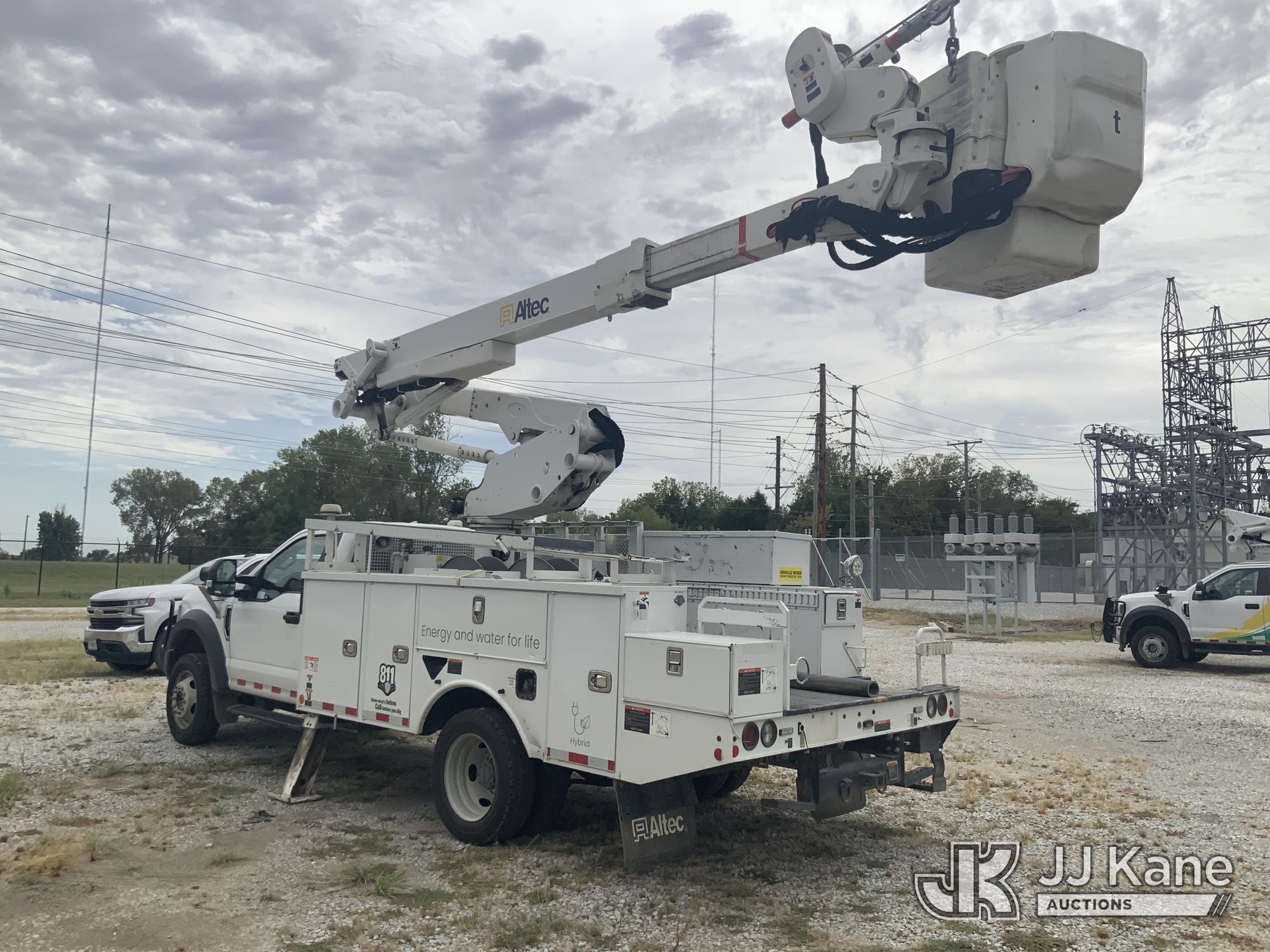 Altec AT41M Articulating & Telescopic Material Handling Bucket Truck On 2019 Ford F-550 Service Truck (1636348) - photo 4