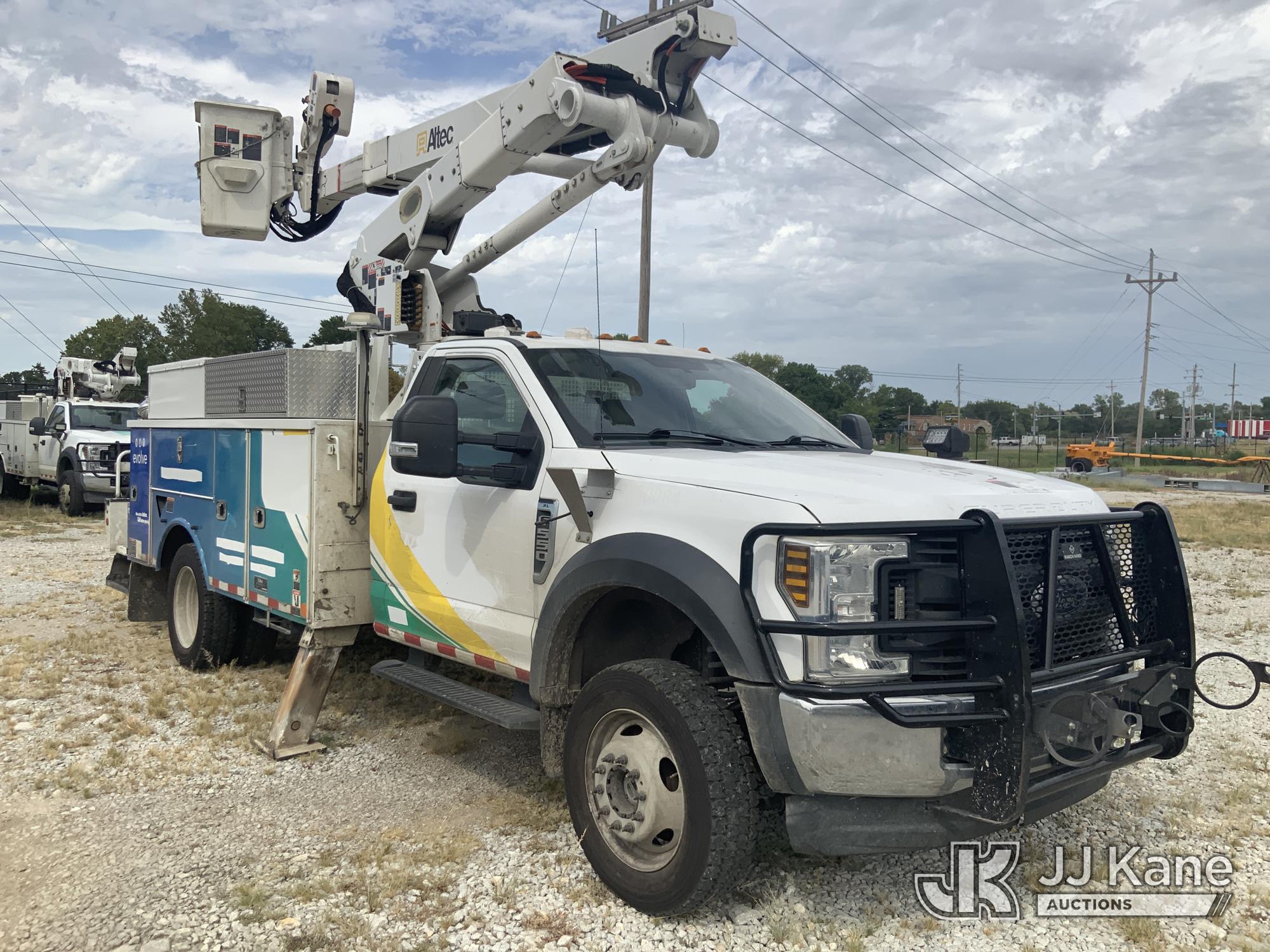 Altec AT41M Articulating & Telescopic Material Handling Bucket Truck On 2019 Ford F-550 Service Truck (1636356) - photo 2