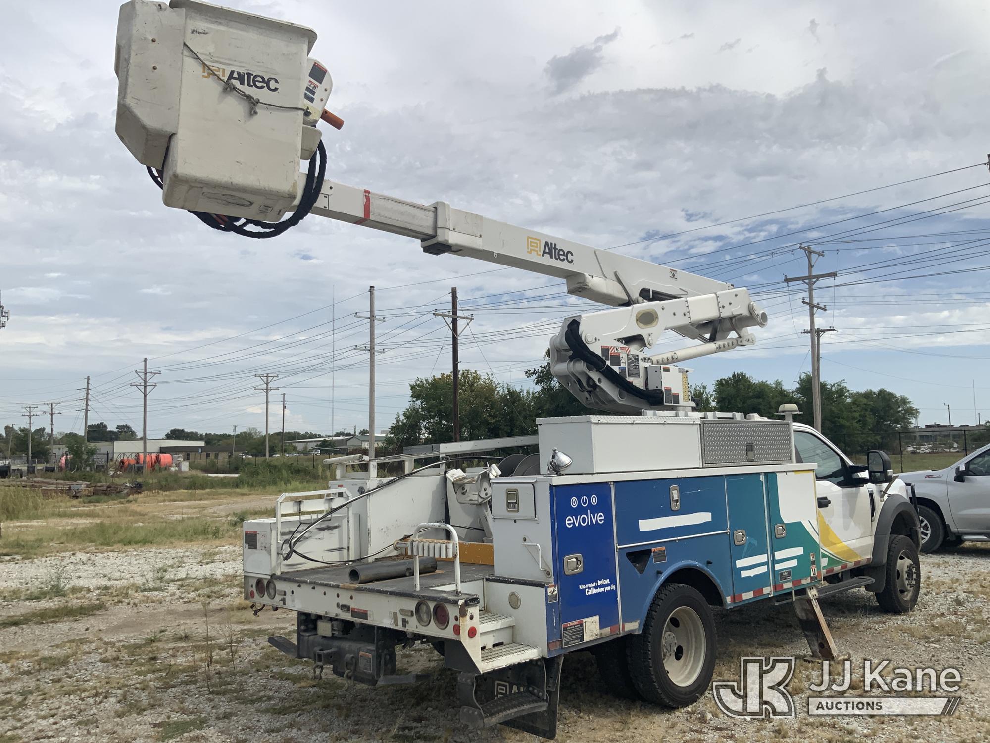 Altec AT41M Articulating & Telescopic Material Handling Bucket Truck On 2019 Ford F-550 Service Truck (1636356) - photo 3