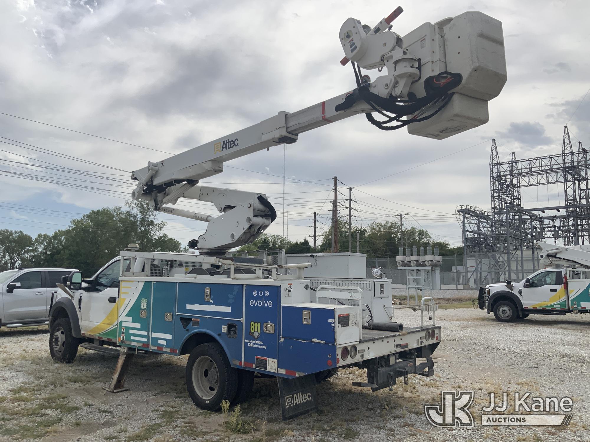 Altec AT41M Articulating & Telescopic Material Handling Bucket Truck On 2019 Ford F-550 Service Truck (1636356) - photo 4