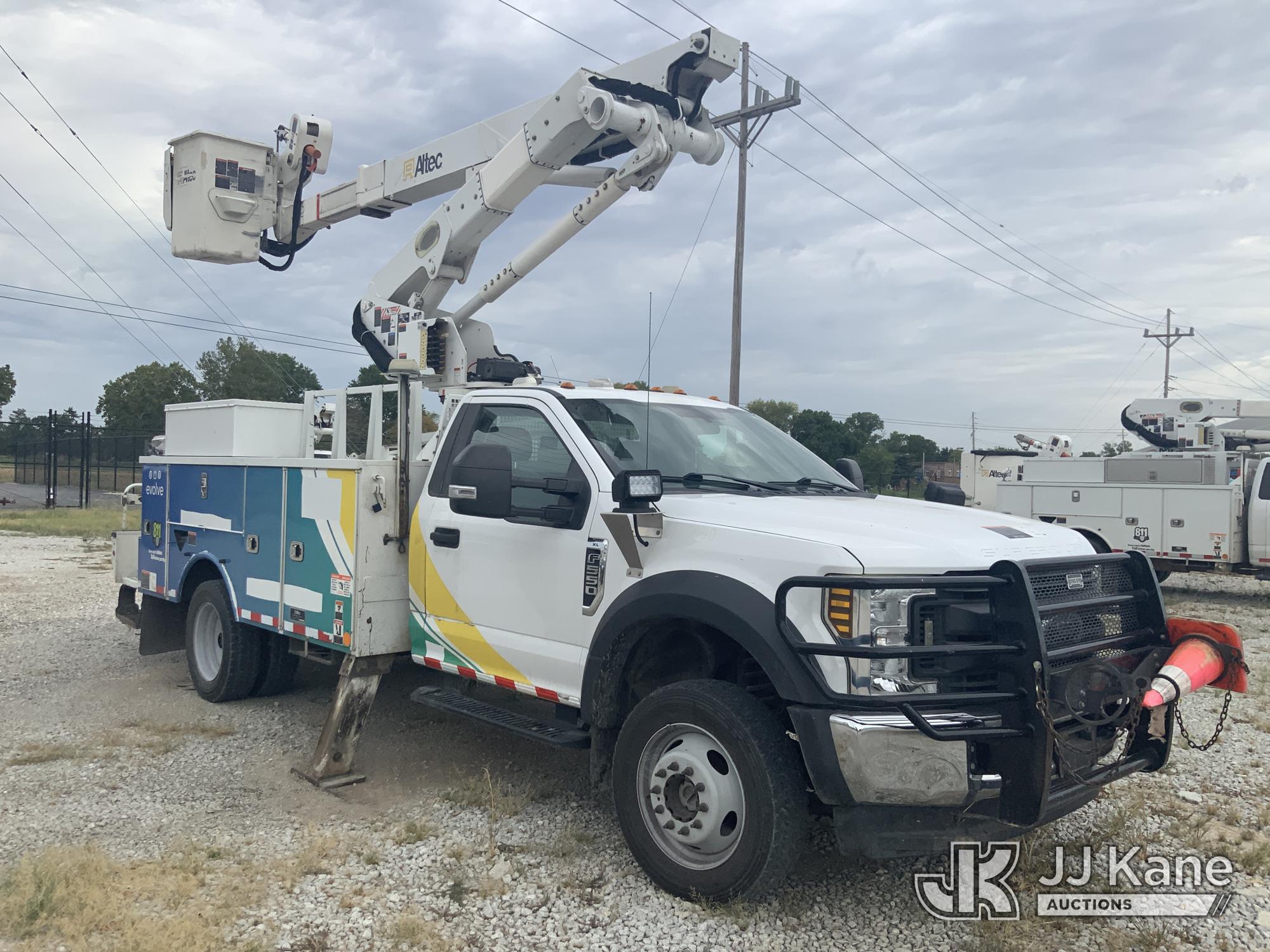 Altec AT41M Articulating & Telescopic Material Handling Bucket Truck On 2019 Ford F-550 Service Truck (1636358) - photo 2