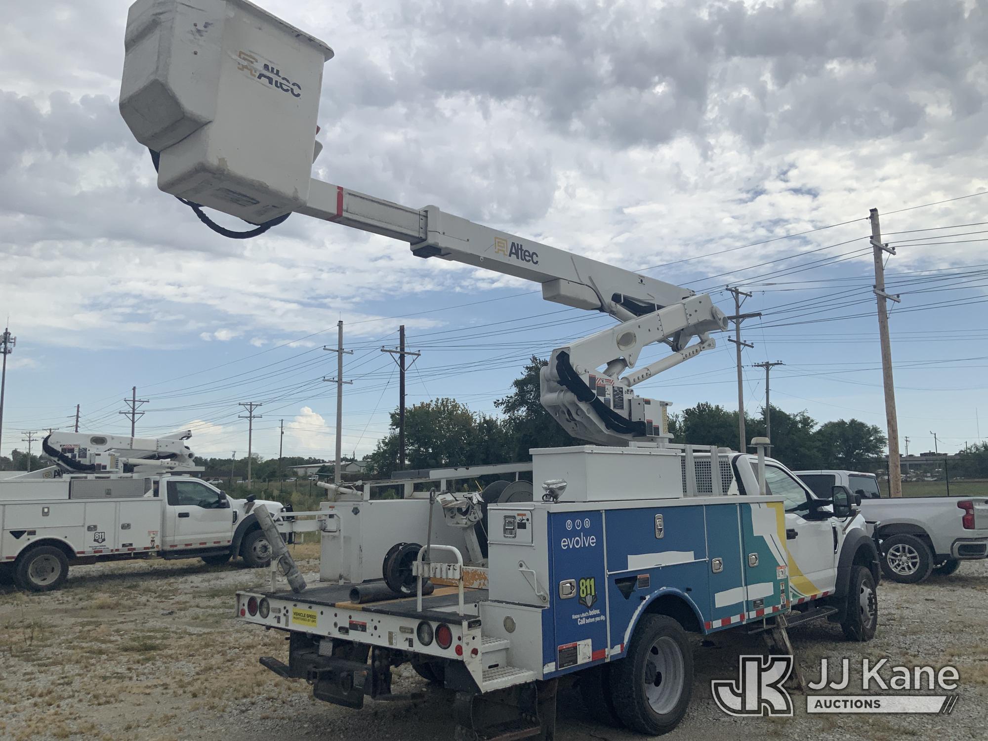 Altec AT41M Articulating & Telescopic Material Handling Bucket Truck On 2019 Ford F-550 Service Truck (1636358) - photo 3