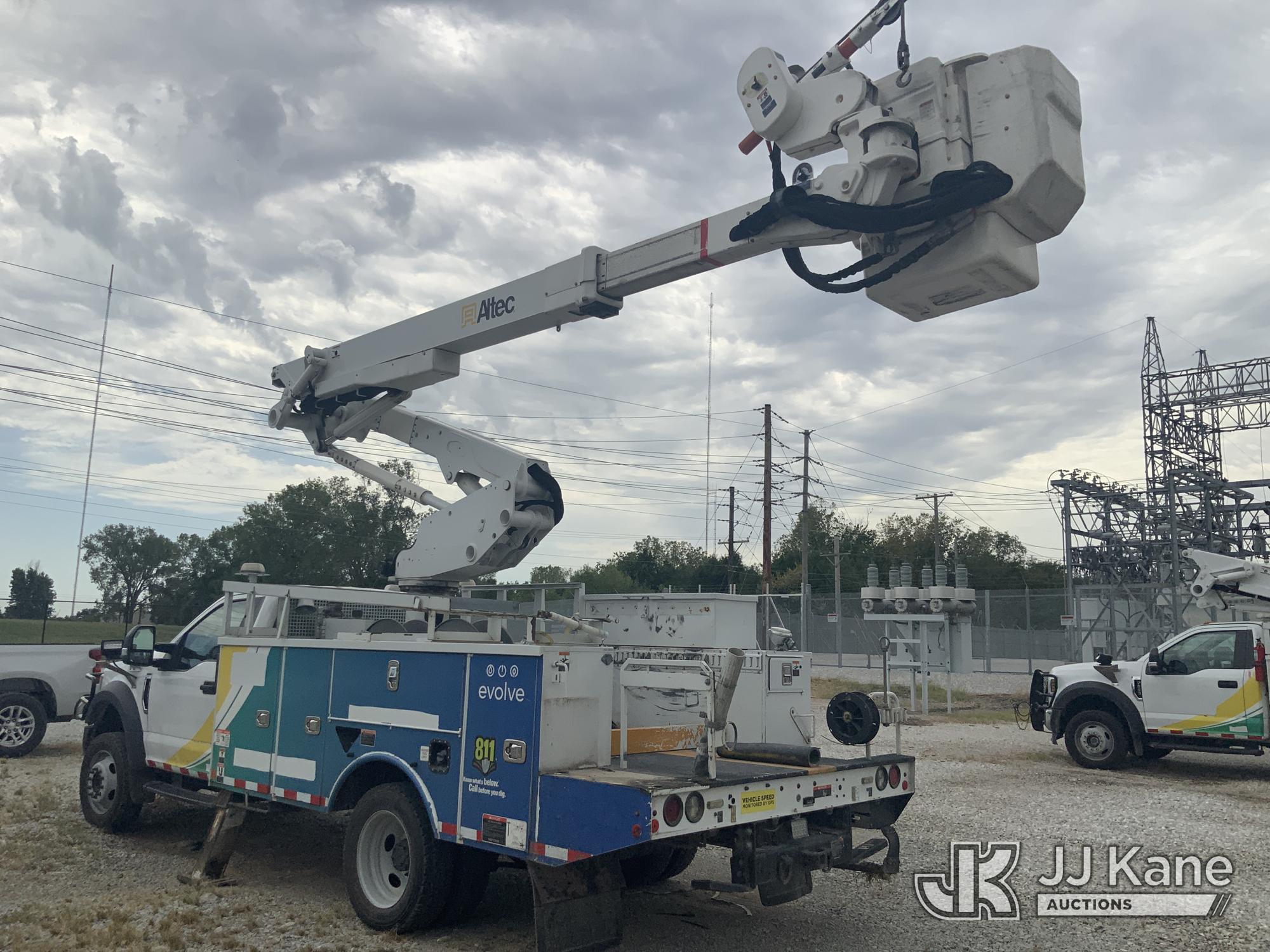 Altec AT41M Articulating & Telescopic Material Handling Bucket Truck On 2019 Ford F-550 Service Truck (1636358) - photo 4