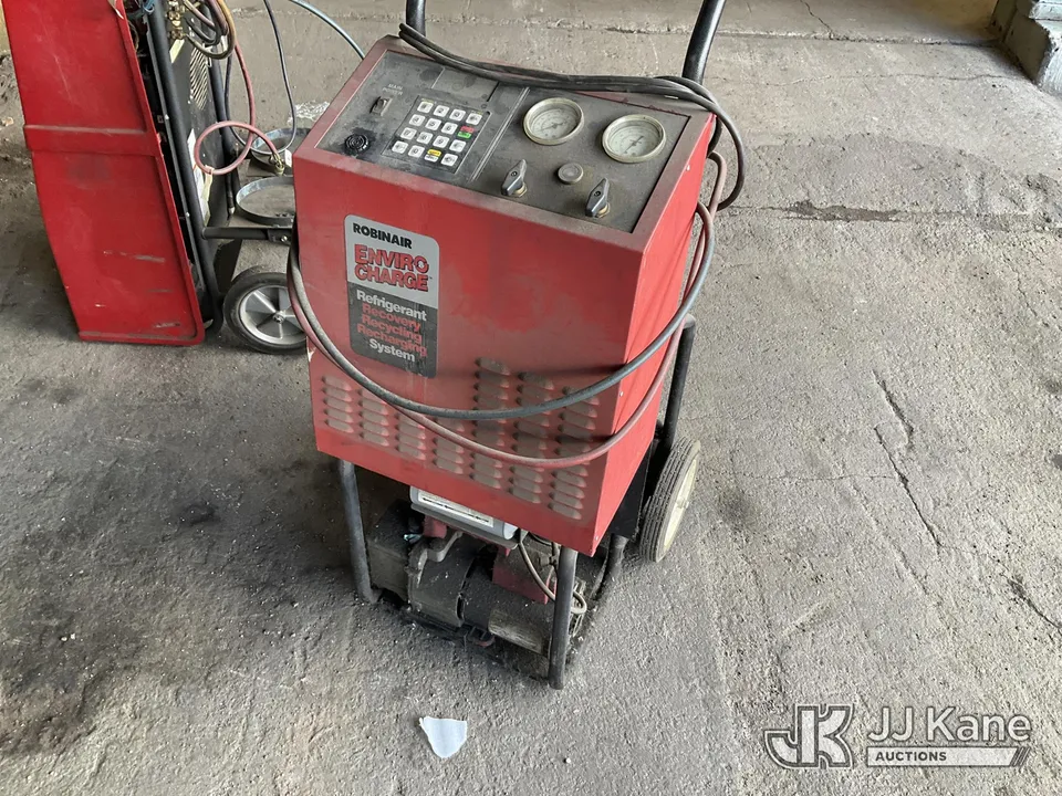 Robinair Model 17700 R-12 Auto Refrigerant Recovery/Recycling and Recharging station (1636577)