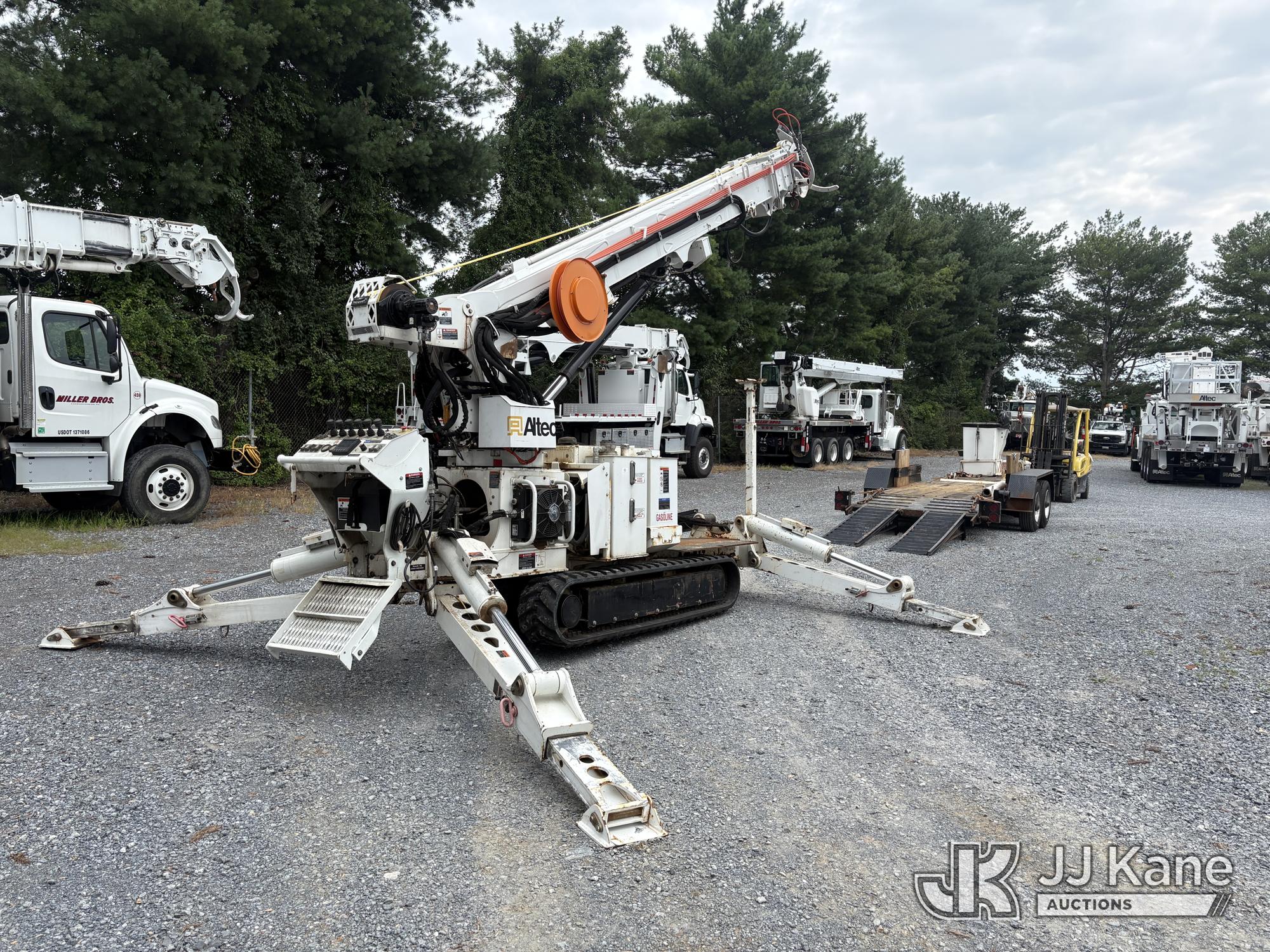 Altec DB41B Back Yard Digger Derrick Altec Tracked Backyard Carrier (1637538) - photo 3