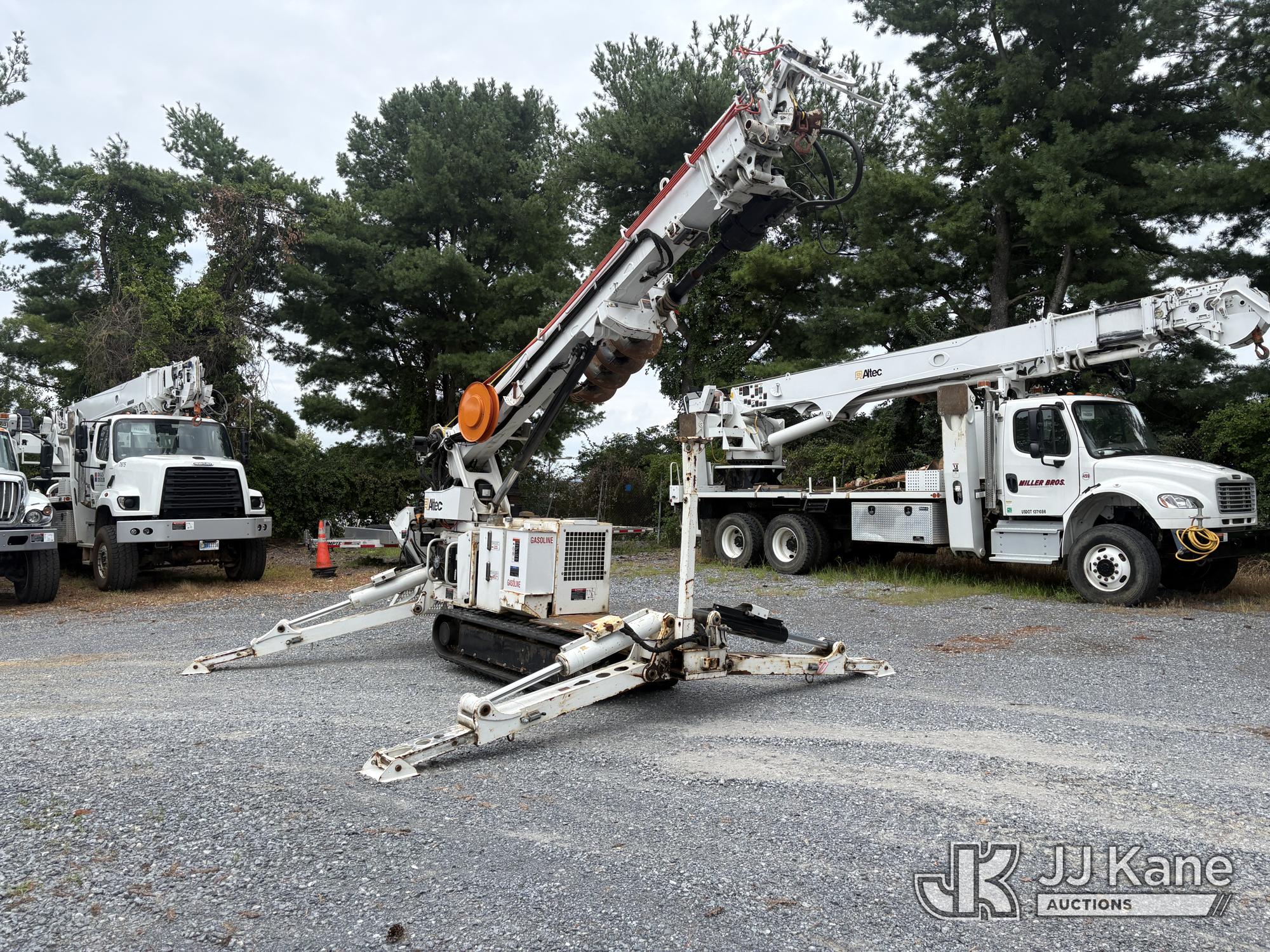 Altec DB41B Back Yard Digger Derrick Altec Tracked Backyard Carrier (1637538) - photo 4