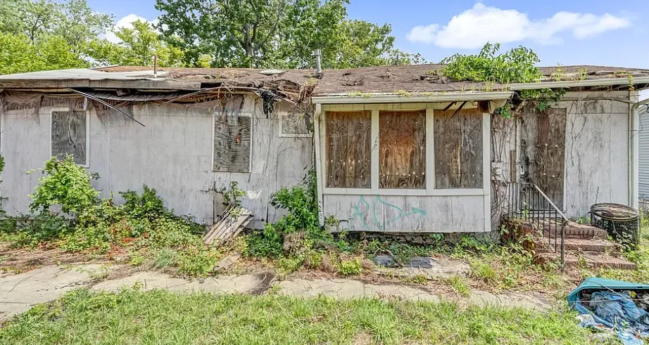 NO Reserve - Home in Carneys Point, NJ in need of MAJOR repair