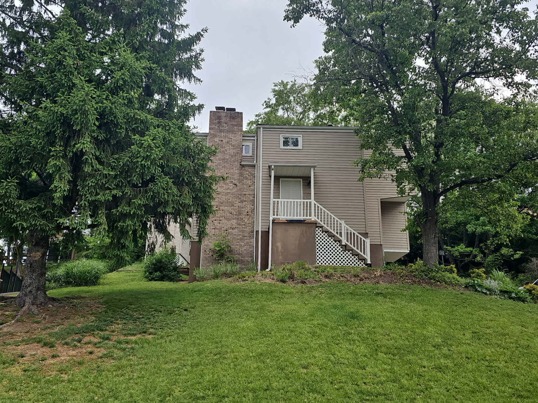 HUD Home — 2056 Oakridge Dr, Charleston, WV 25311