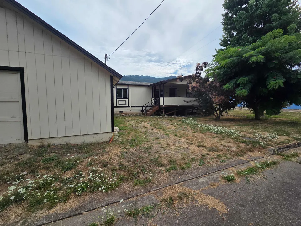 HUD Home β 317 Applegate Ave, Drain, OR 97435