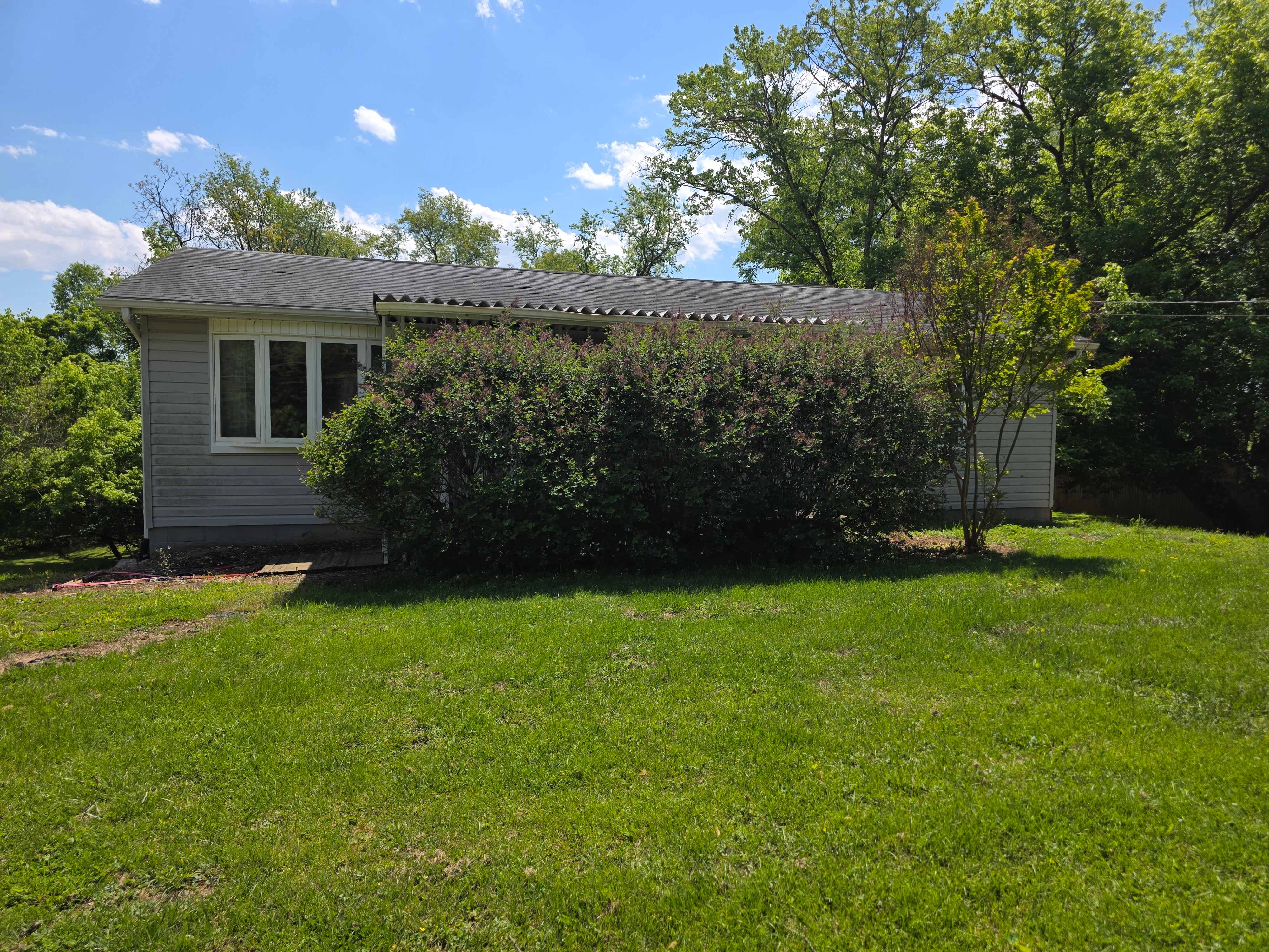 HUD Home — 259 Emerald Dr, Falling Waters, WV 25419