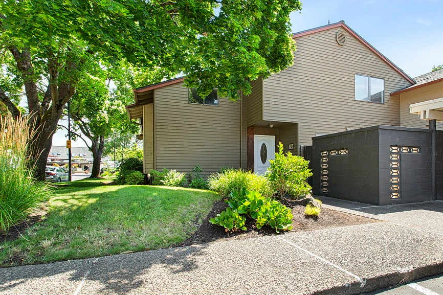 HUD Home — 224 N Hayden Bay Dr, Portland, OR 97217