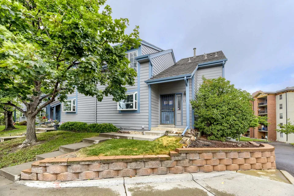 HUD Home — 2405 S Worchester Ct, Aurora, CO 80014
